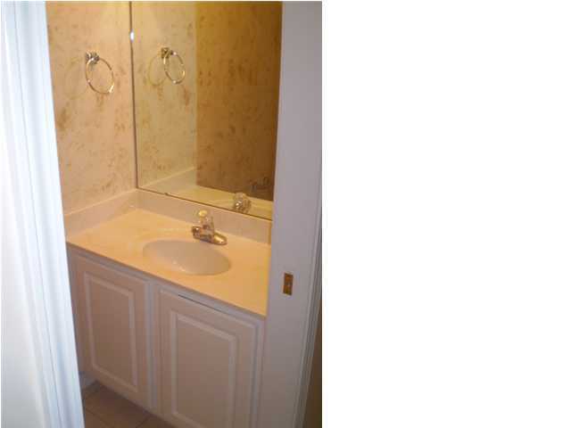 OAK PARK TOWNHOMES - Residential Lease