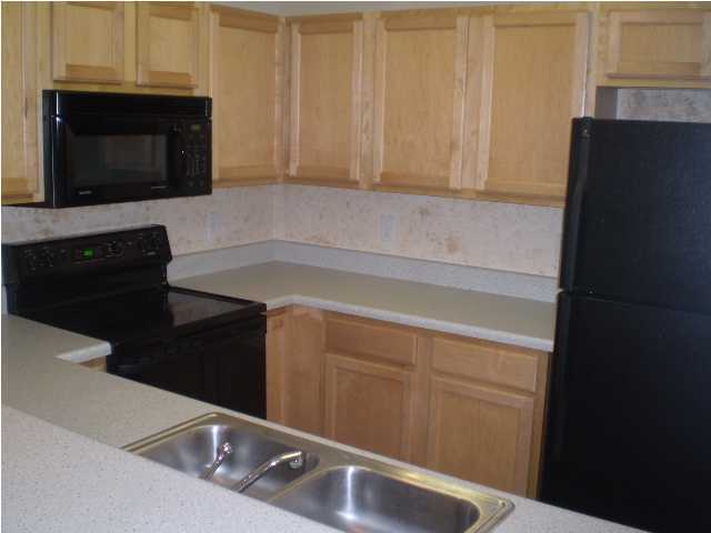 OAK PARK TOWNHOMES - Residential Lease