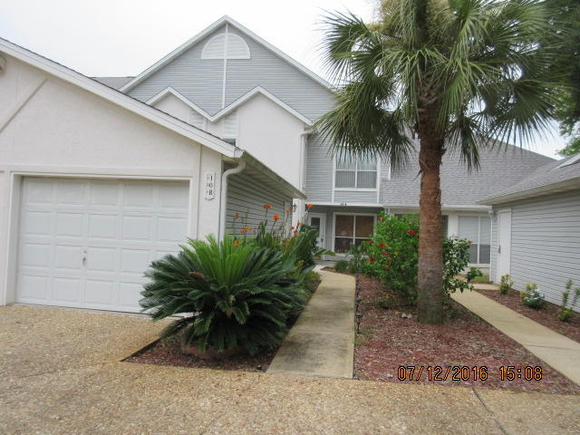 A gorgeous home large enough to accommodate all your furniture and it's on the water! The views of the water from inside are wonderful. You have your own dock and slip and no yardwork.
Full size washer and dryer in unit. Beautiful two story entryway leads into the downstairs living area, complete with gas fireplace and upstairs to the extremely large master bedroom. Master bath has jacuzzi garden tub and large separate shower. True Florida living...watch the dolphins play from your spacious deck. The owner provides a washer and dryer for your convenience. Pet subject to owners approval.