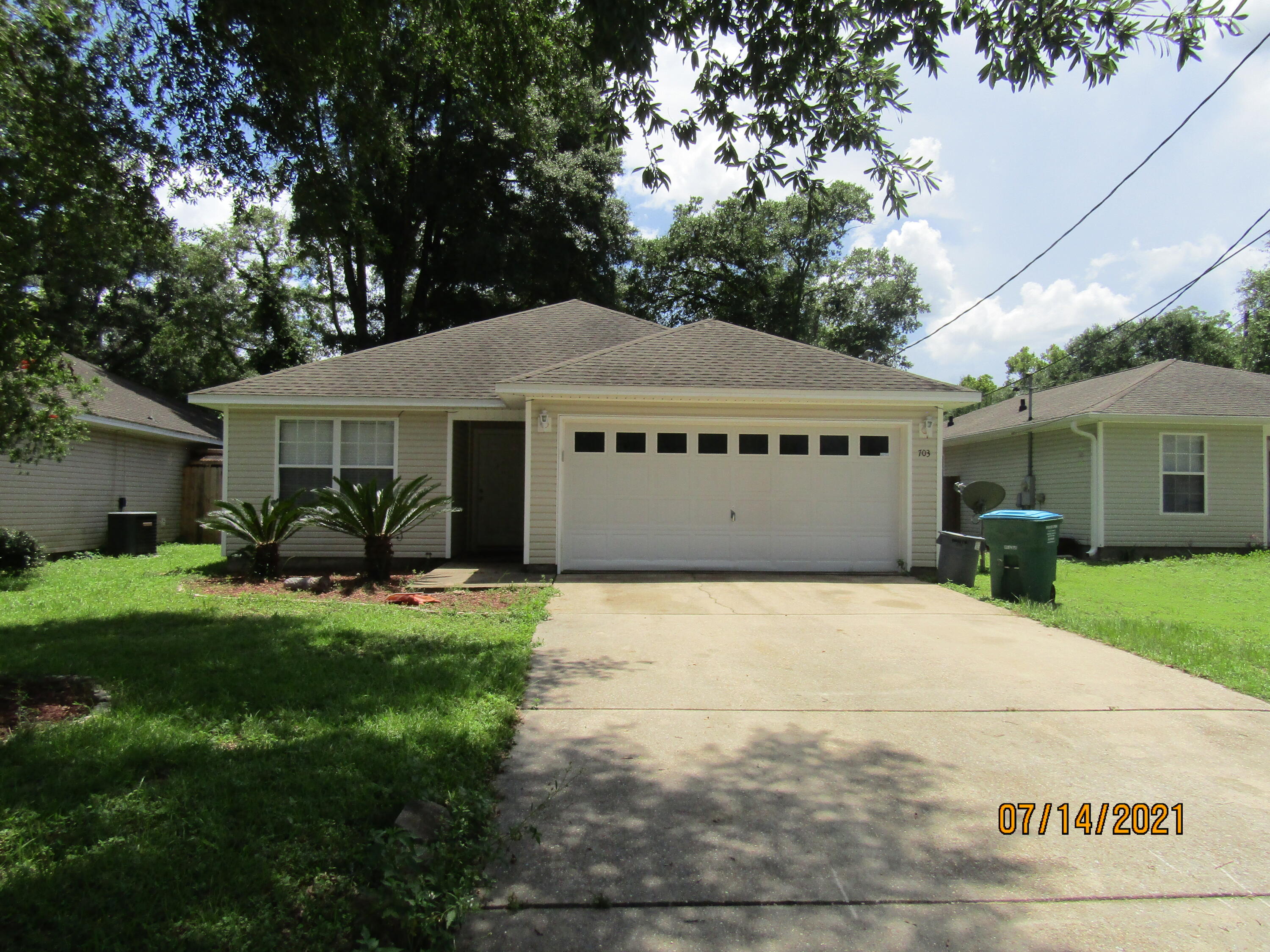 AVAILABLE APRIL 1, 2025!! Cozy home with a great location close to The Twin City Park!  This home features an open floor plan with 10 feet ceilings, galley kitchen with smooth top range, built in microwave, and pantry. The Master bedroom features a walk in closet, and trey ceiling. The laundry room is conveniently located just off the kitchen. . Back yard is fully fenced with a double gate. This house is about to get freshened up for her next family. Call 850-729-0399 View rental requirements or apply at www.RentwithBSR.com No smoking or vaping. Pets may be allowed with some restriction and a $400 non-refundable pet fee.

FEES: $50 per adult 18+ application fee, Landlord Liability Policy (if proof of Renter's coverage is not provided) $15 mo, Pest Assurance pest control policy $20.