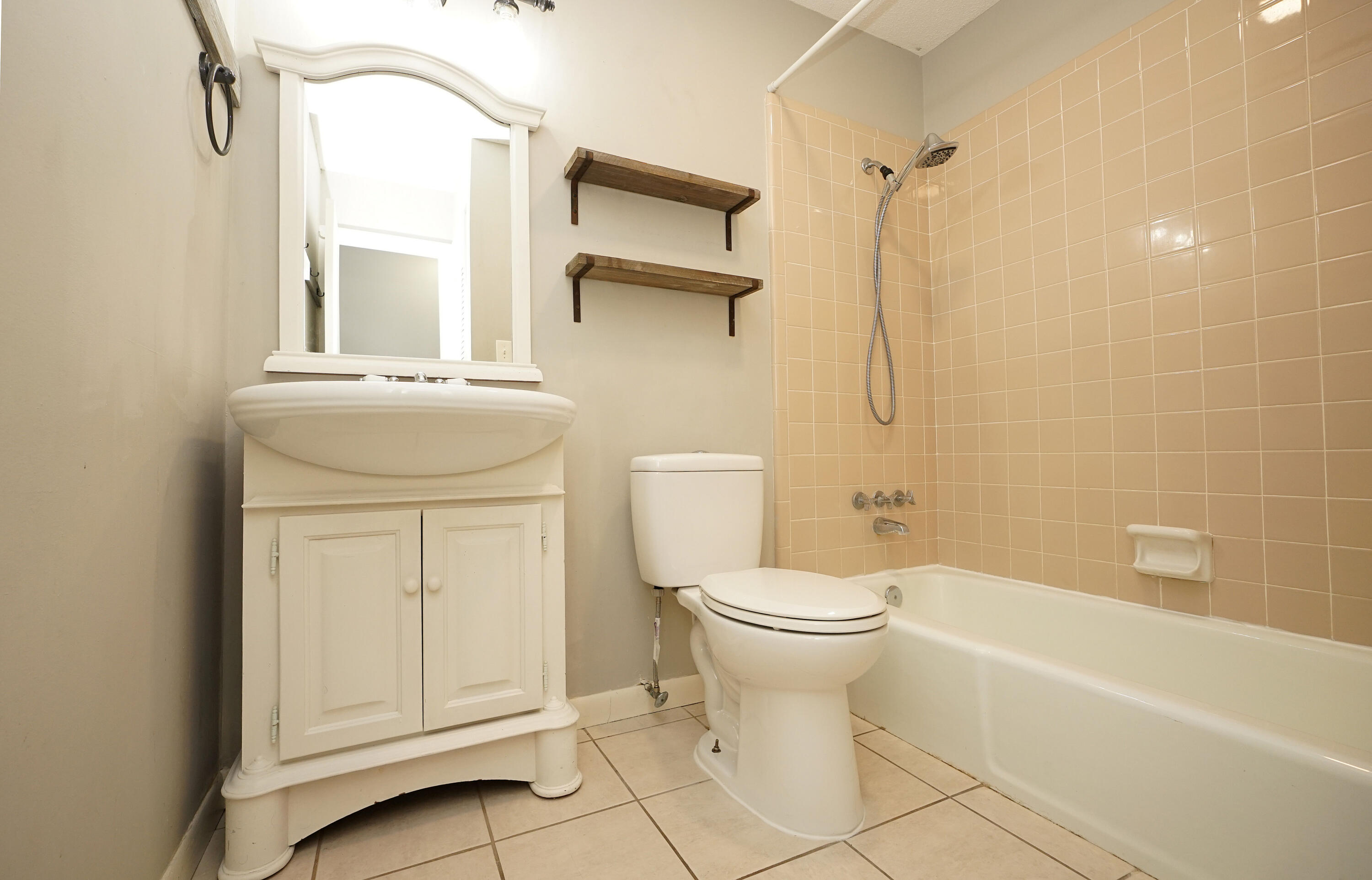 Country Club Condos - Residential Lease