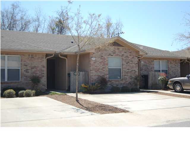 Adorable townhome in the heart of Ft. Walton Beach. Wood floors in Kitchen, living/Dining room & Hallway. Inside washer/Dryer connections. Sorry, no pets allowed at the complex. Available October 19, 2018!