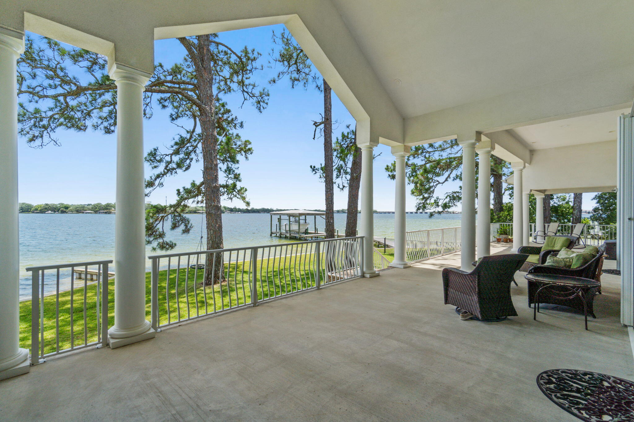 PARADISE POINT - Residential