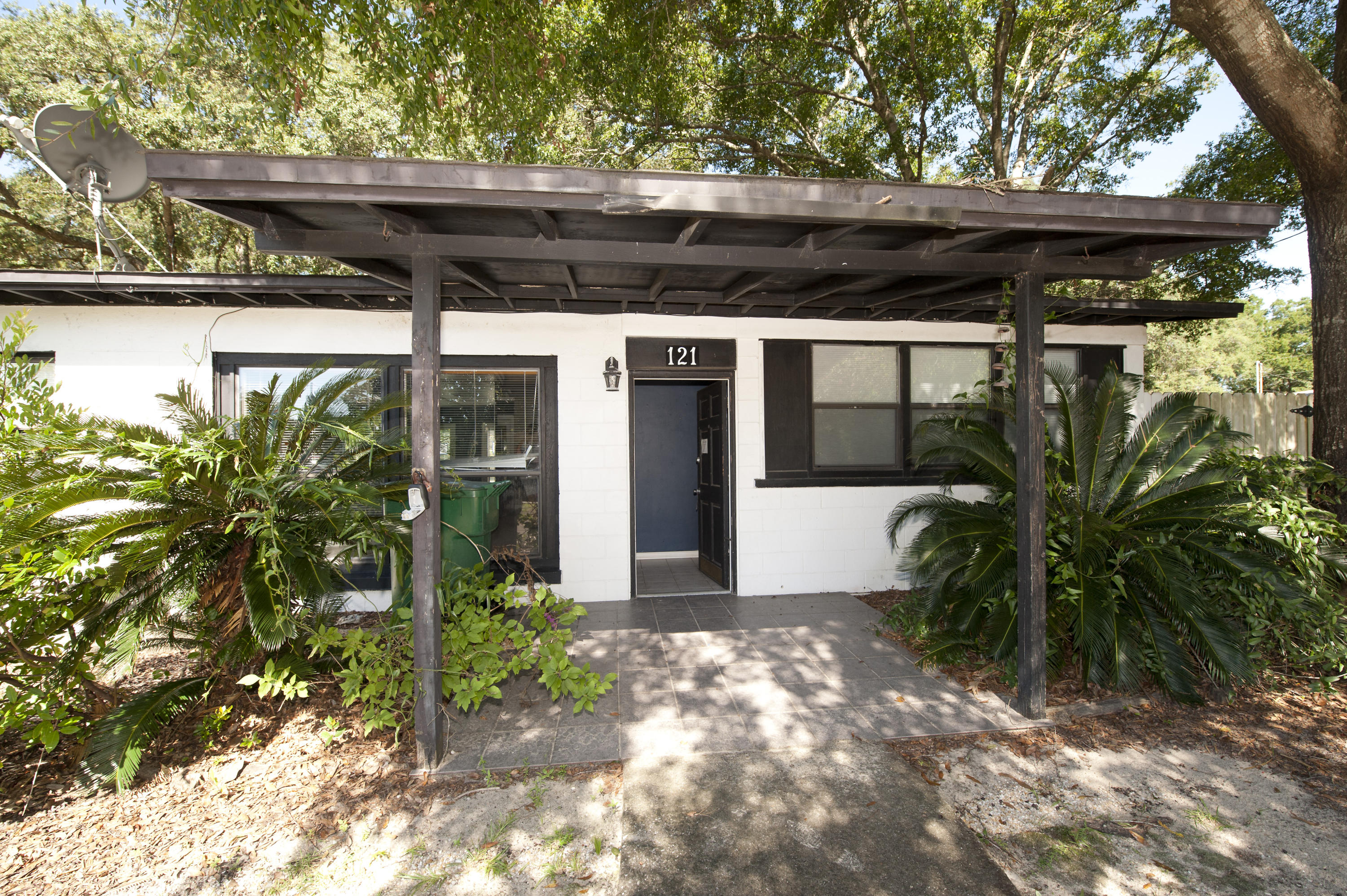 ***Short Sale *** Looking for investment with some TLC then come take a look at this home centrally located in Niceville. Features include 2 living areas, indoor laundry room, and great screened porch. There is a detached garage that was used as a music room/game room/theater room and is not included in the total square footage. With not one but 2 driveways. There is also a park that is catty-corner to the home. Buyer to verify all information to their satisfaction.