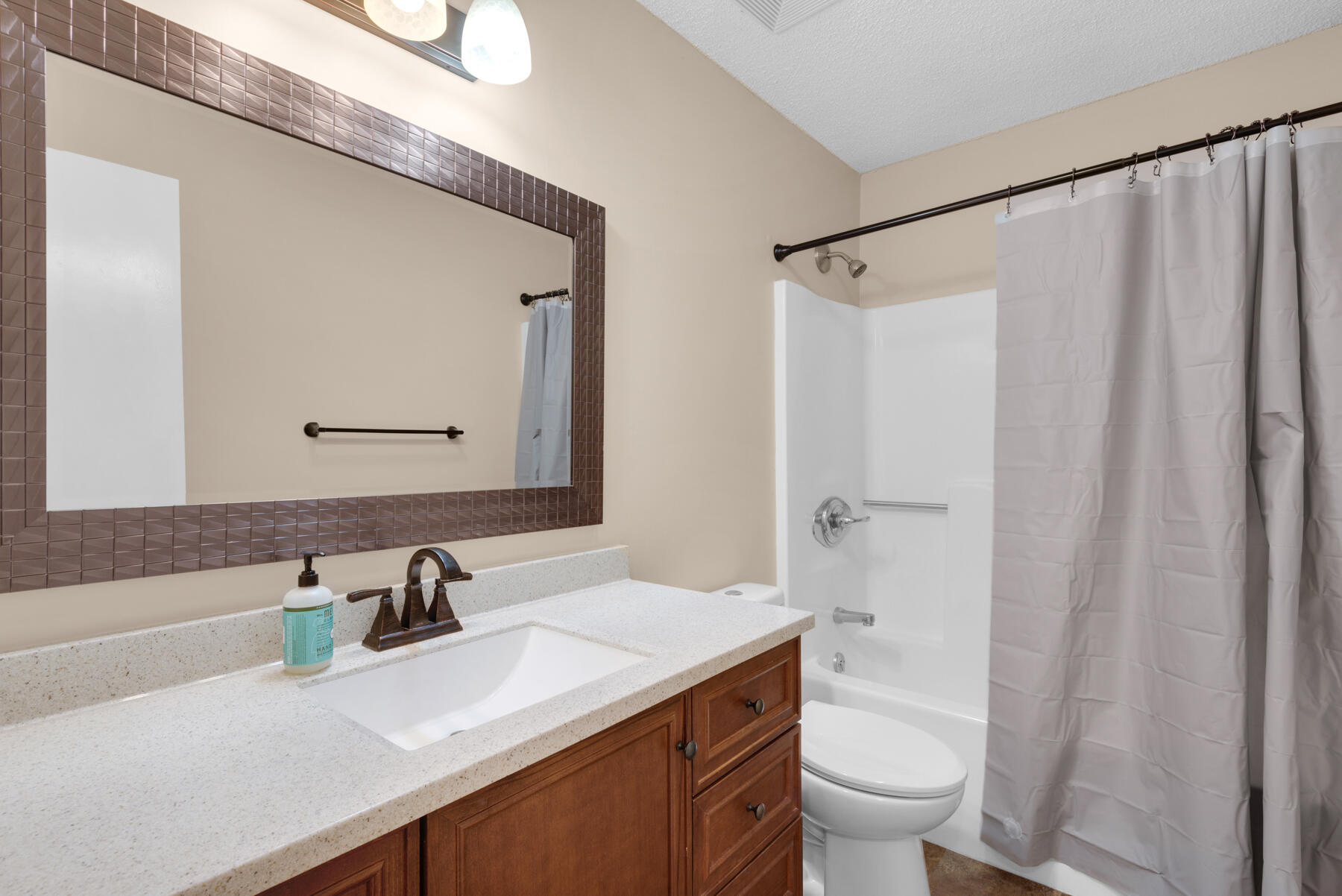 GARDEN OAKS CONDO - Residential Lease