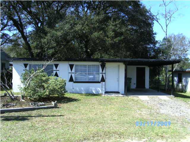 Available August 22, 2018. Cute Florida cottage! Fenced in backyard with large shady oak trees. This 2 bedroom 1 bath is bright and has big windows over looking the backyard. The owner has recently upgraded the kitchen and added a fresh coat of paint to the entire interior. Make your appointment to view today because it won't last! Pets may be allowed with a non refundable fee. No inside smoking