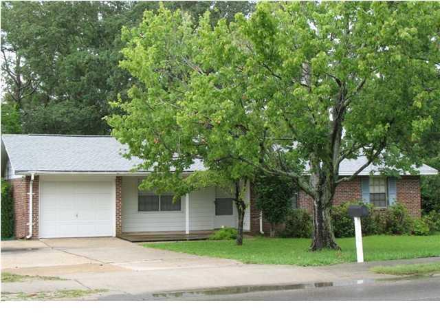 Nice 3 bedroom 2 bath home close to all shopping.Fenced back yard and 1- car garage. Available August 4,2016, sorry no pets allowed.