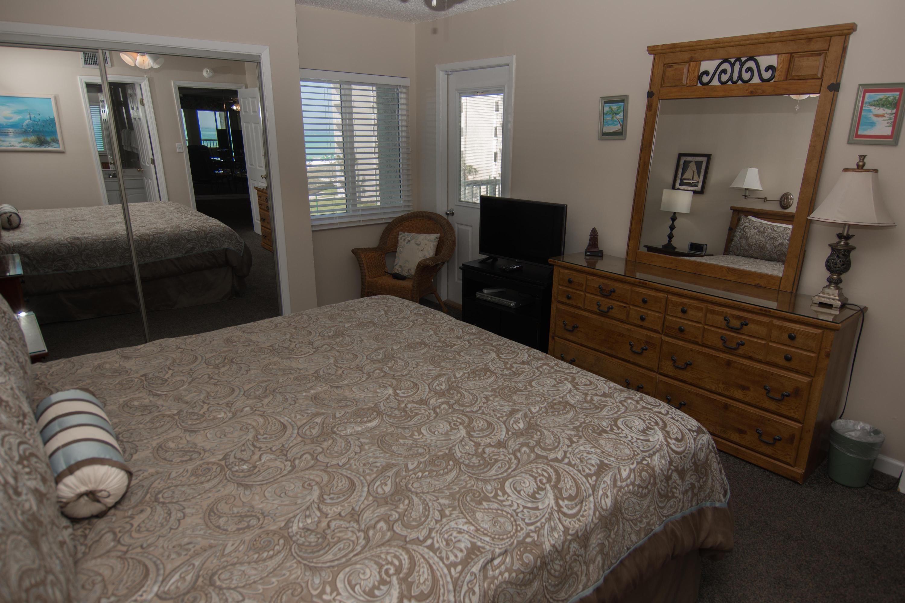HOLIDAY SURF & RACQUET CLUB - Residential