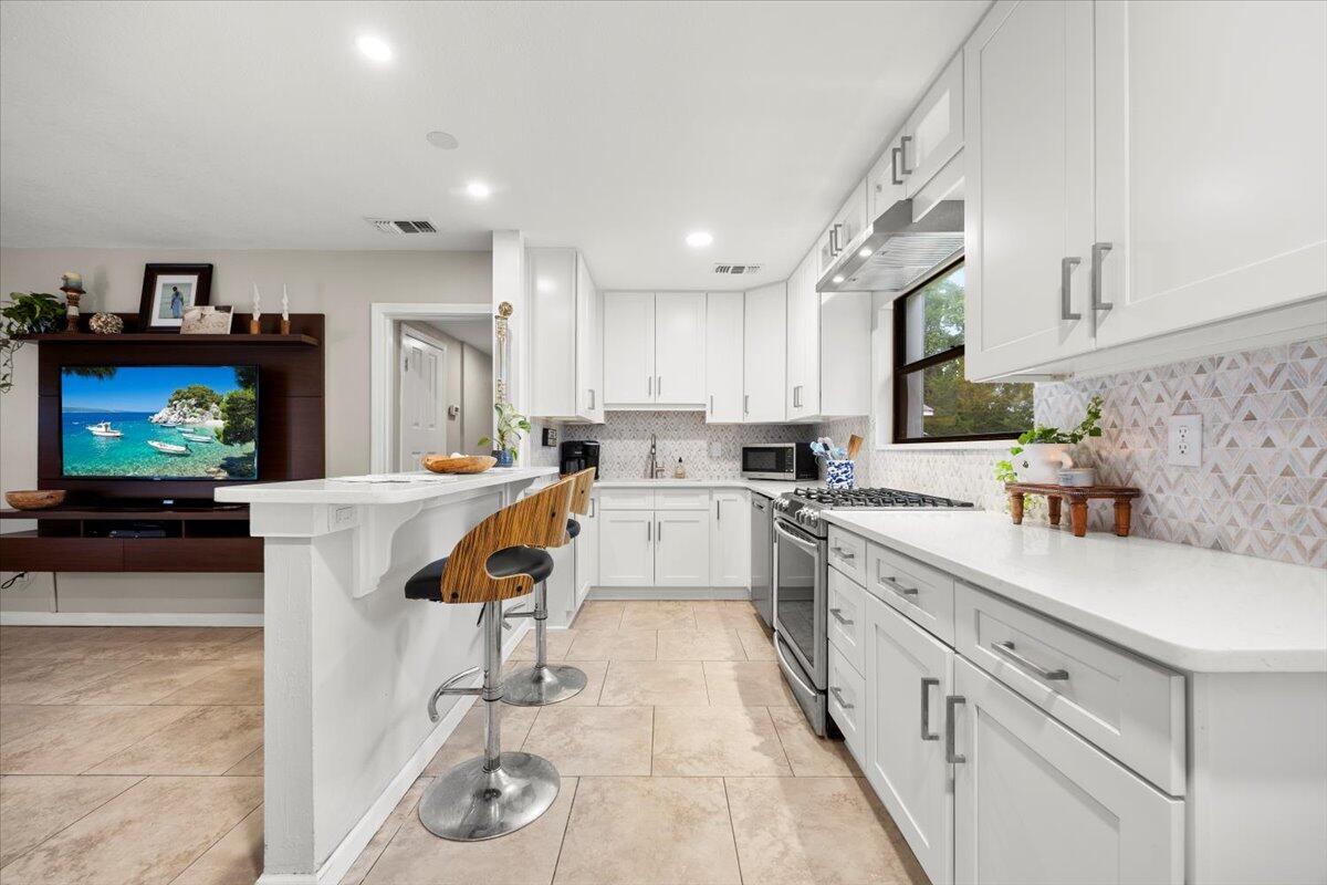 ELLIOTTS POINT 8TH ADDN - Residential