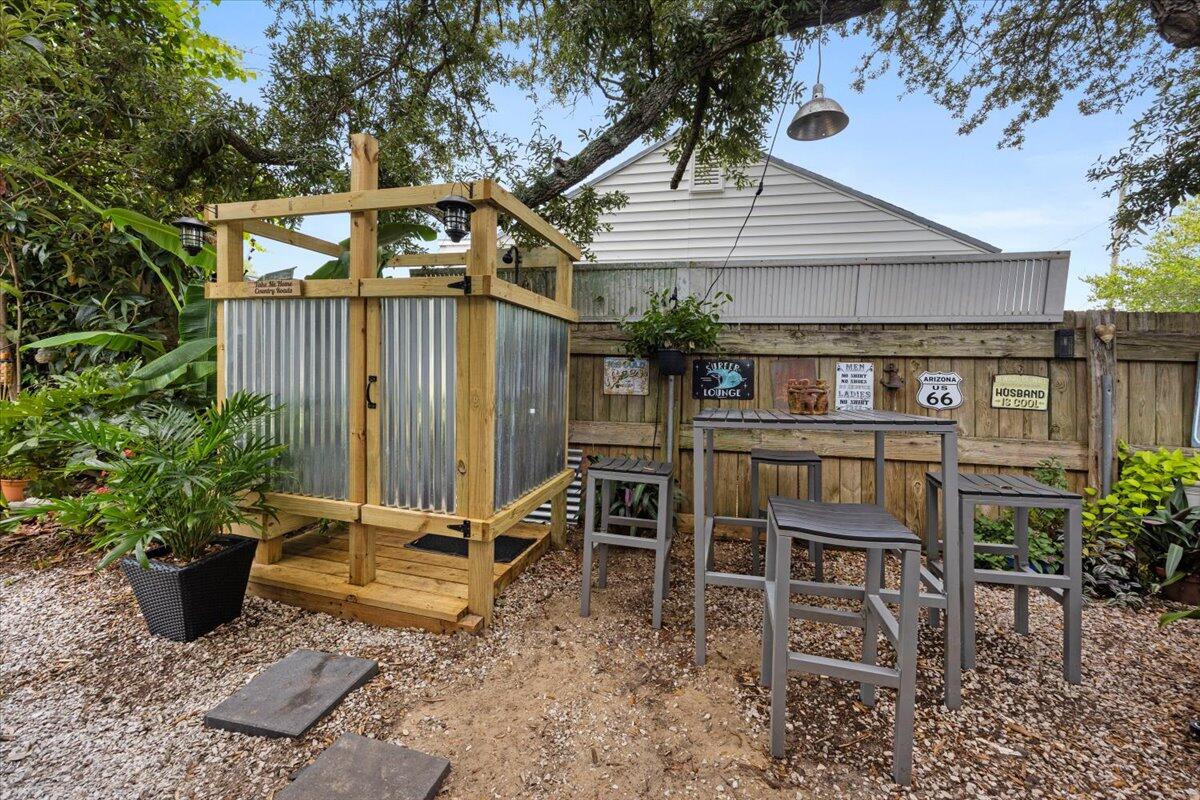 ELLIOTTS POINT 8TH ADDN - Residential