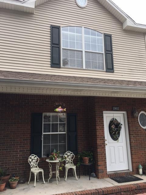 Really nice 2- bedroom 1 1/2 bath townhome.Nice upgraded kitchen appliances, 2'' blinds, ceiling fans and carpet in bedrooms