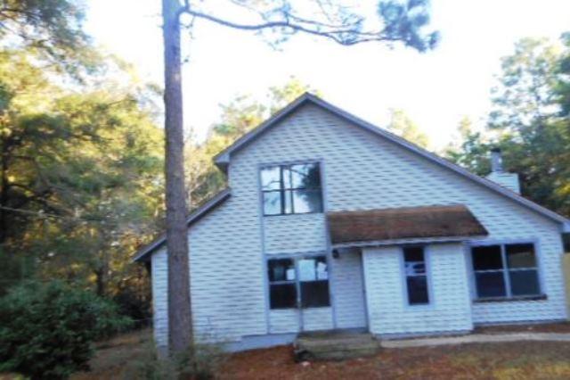 Great opportunity with this colonial style home. Three bedrooms, three bathrooms, and a detached garage. Vaulted ceilings and fireplace in the living room. Spacious eat-in kitchen with pantry. Covered back porch, and more. Come
take a look today.