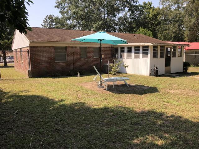 Centrally located single family home in Niceville with fenced in yard, florida room, renovated kitchen and 3 bedrooms.
Pets okay on approval
Renter must carry renters insurance
Owner is licensed Realtor*