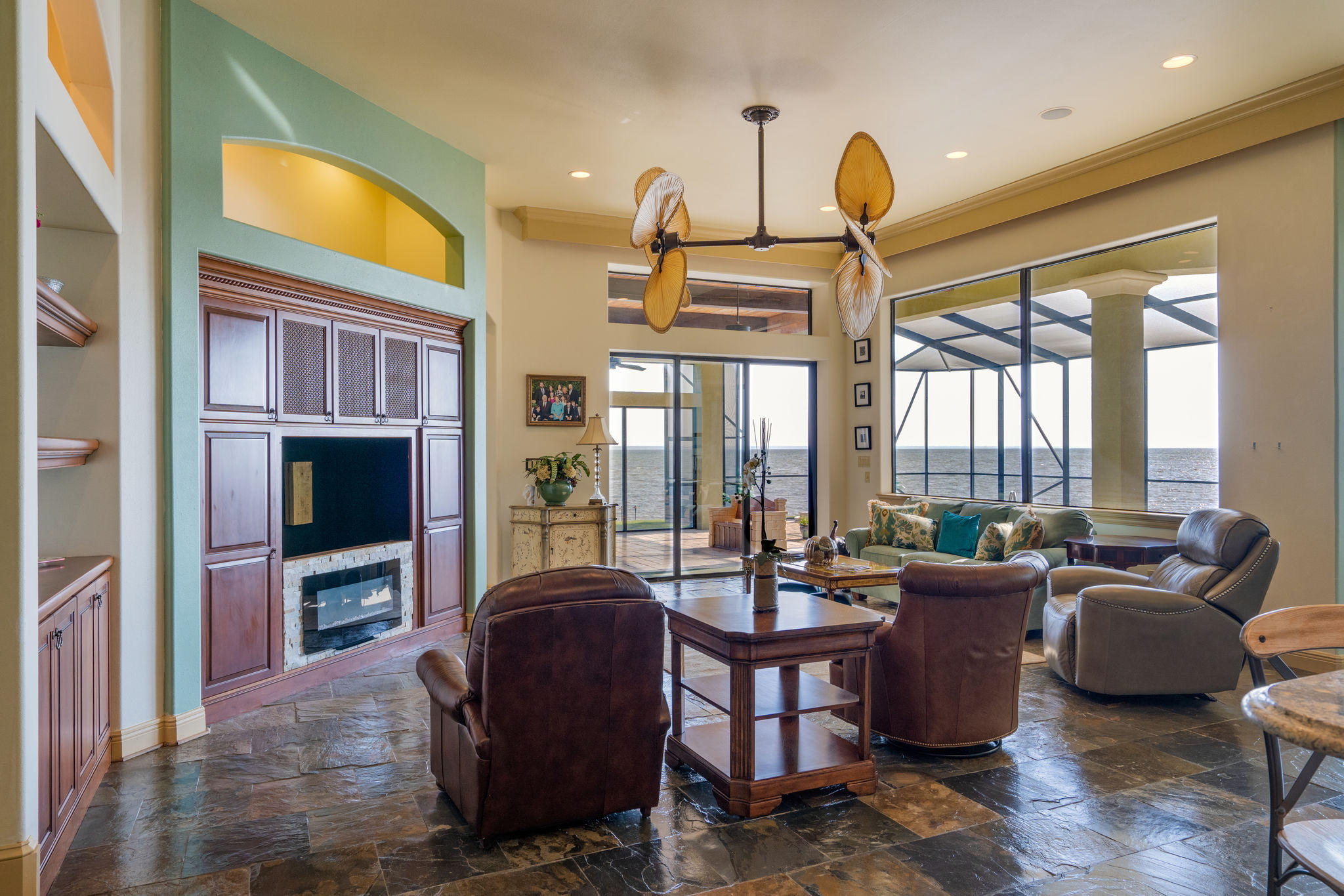 WHISPERING OAKS - Residential