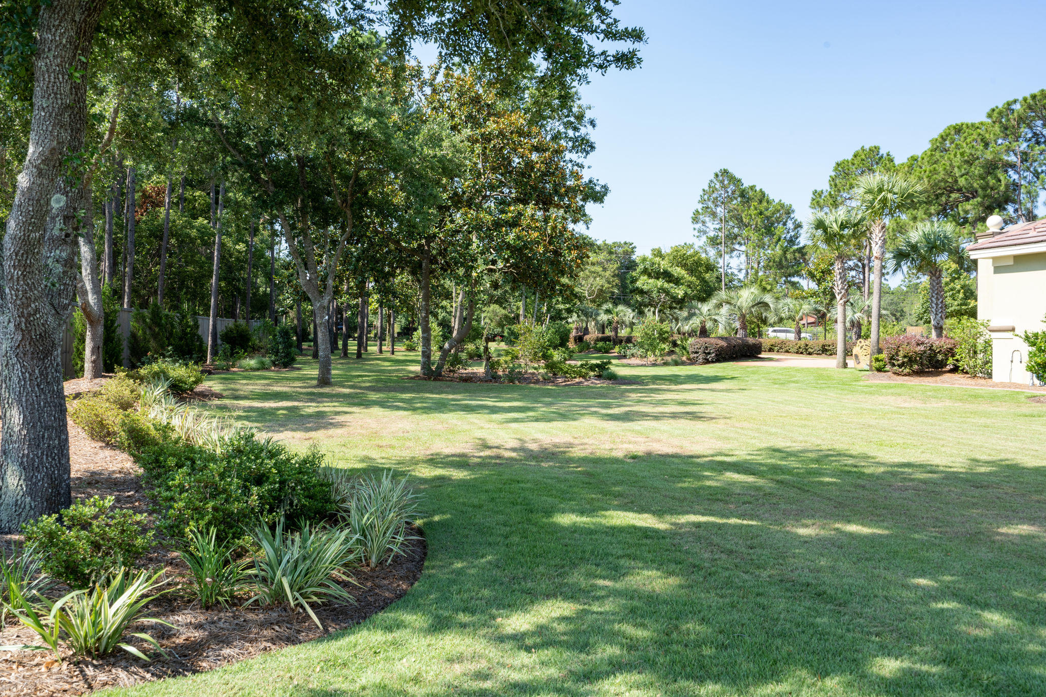 WHISPERING OAKS - Residential