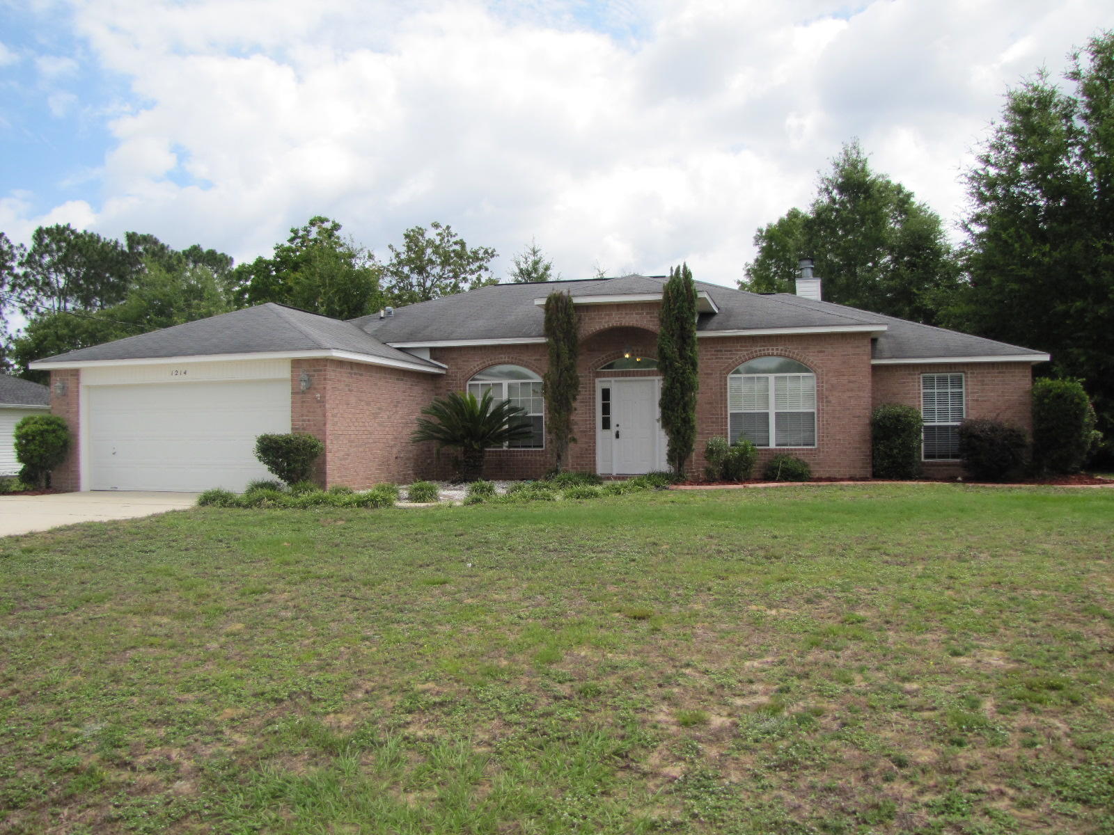 THIS IS AN ALL BRICK HOME WITH A PRIVACY FENCED BACK YARD AND IS LOCATED SOUTH OF THE INTERSTATE AND EASY ACCESS TO BASES. IT HAS 4 BEDROOMS WITH A SPLIT BEDROOM DESIGN, VAULTED CEILINGS, FIREPLACE, FORMAL DINING ROOM AND BREAKFAST AREA. THERE IS A GOURMET KITCHEN WITH LOADS OF CABINETS, LARGE PANTRY AND KITCHEN ISLAND. THE MASTER BATH FEATURES A GARDEN TUB PLUS A SEPARATE SHOWER AND DOUBLE VANITY.