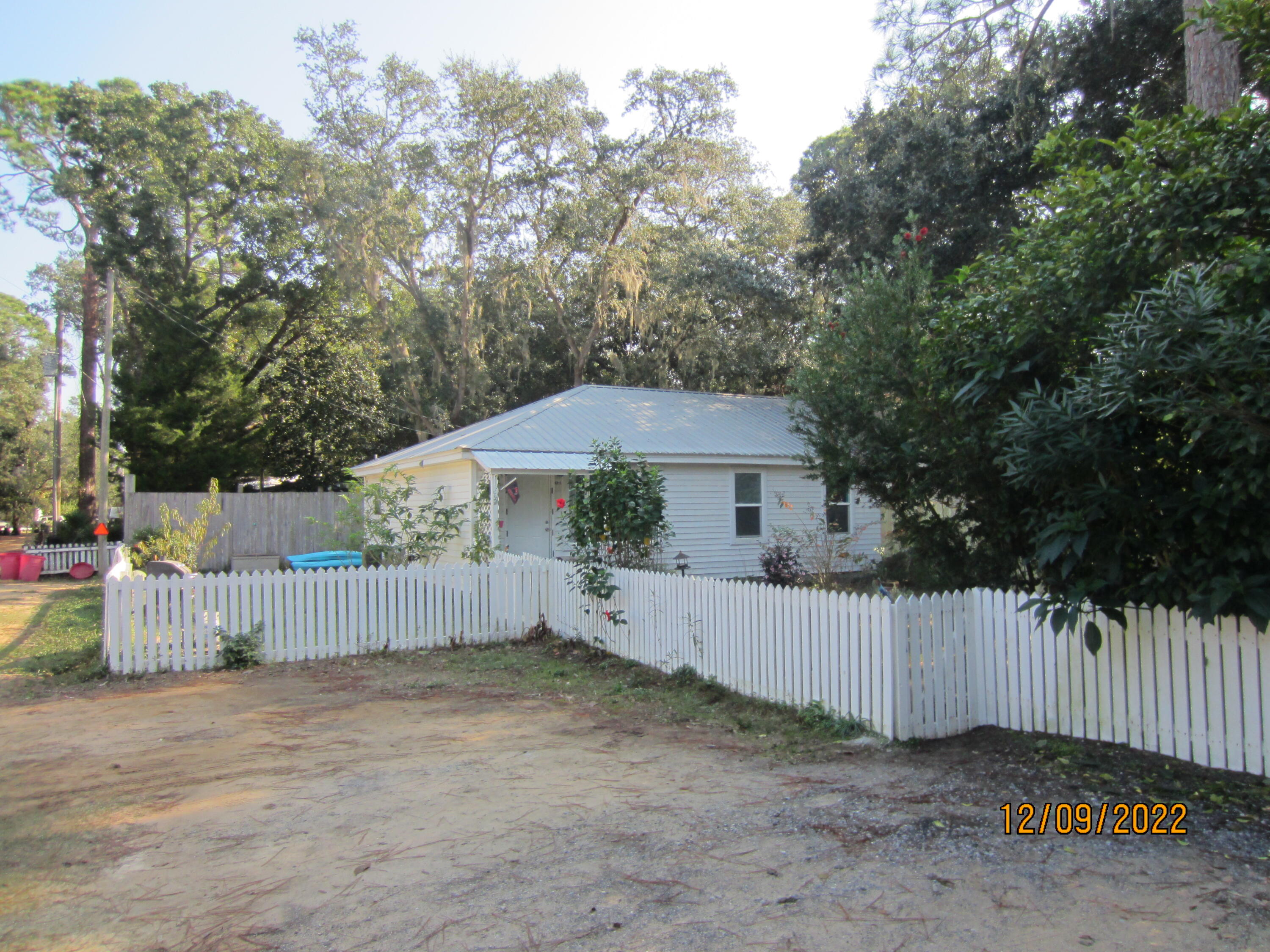 LOCATION, LOCATION, LOCATION . PETS ALLOWED.  PRIVATE YARD.  2BR/1BA one story duplex unit.  Great location with Sandestin Resort, Ascension Sacred Heart Hosptial, Grand Blvd, and quality restaurants & 
shops only minutes away.  All floors are tiled, and unit is freshly painted.  Private fenced yard with white picket fence along Madge Lane.  Pet is okay with approval of landlord.  No Hoa.
