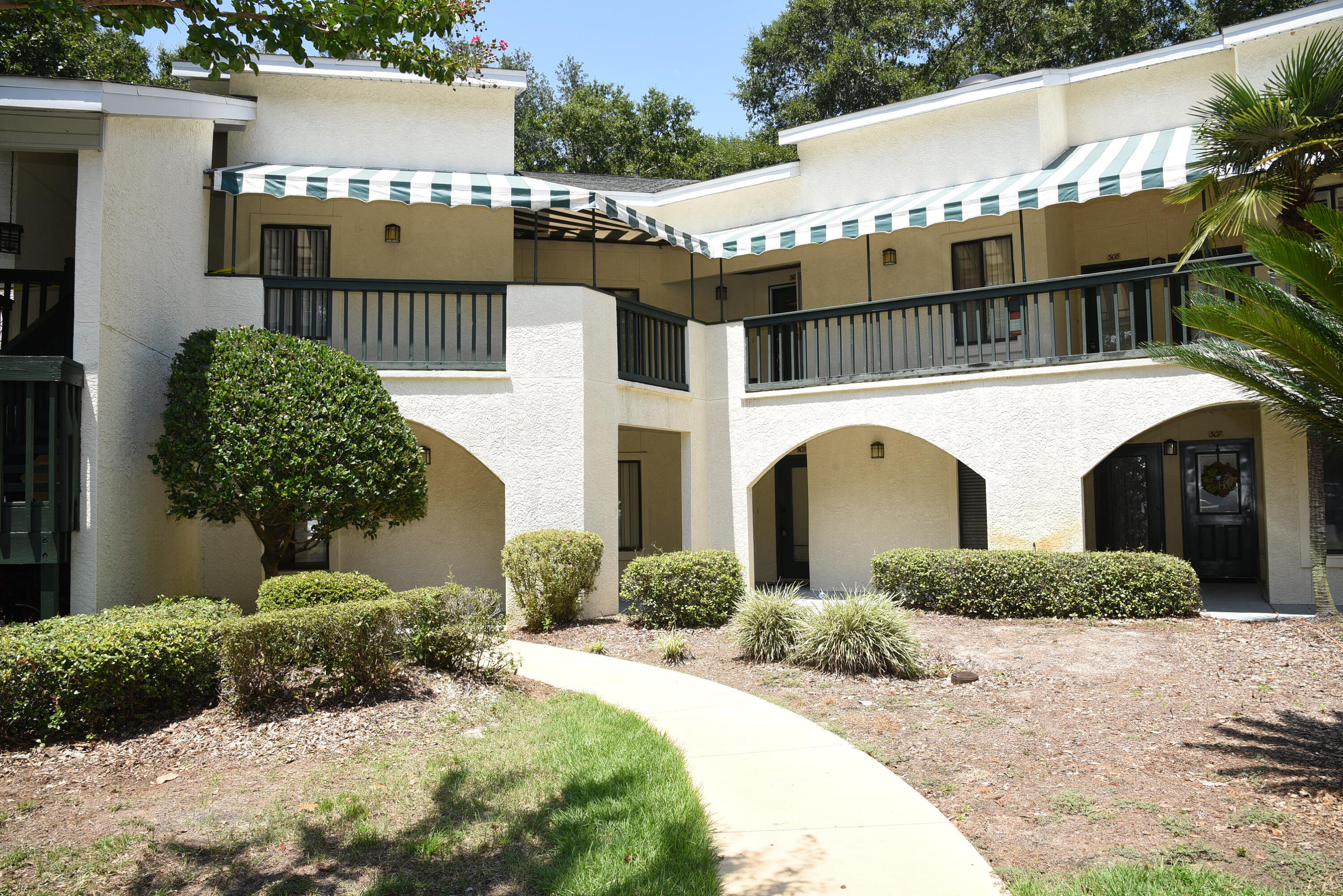 Come see this wonderful first floor, two bedroom condo in Bluewater Bay that allows short terms rentals!  The open floor plan is filled with light and both the great room and master bedroom have sliding glass doors leading to a very private covered porch with beautiful lake views. The kitchen has newer wood cabinets and granite countertops with black appliances. A stack washer and dryer unit is located just off the kitchen. The master bedroom is quite large and also includes a sitting area, ensuite bath and walk-in closet. The second bedroom can accommodate twin beds and has an adjoining jack and jill bath.  Don't miss out on the best of Bluewater Bay living!  Call for your showing today!