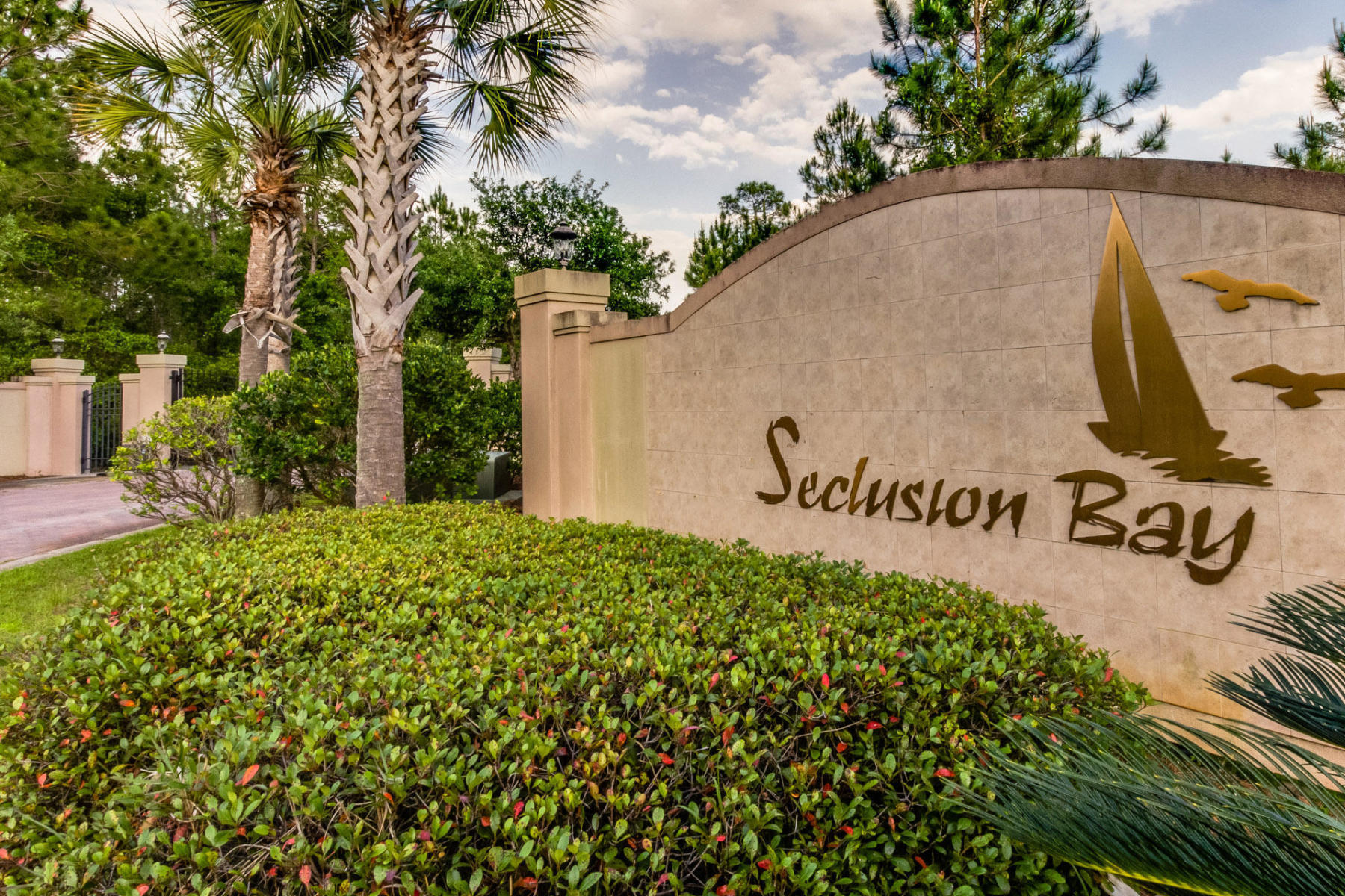 SECLUSION BAY - Land