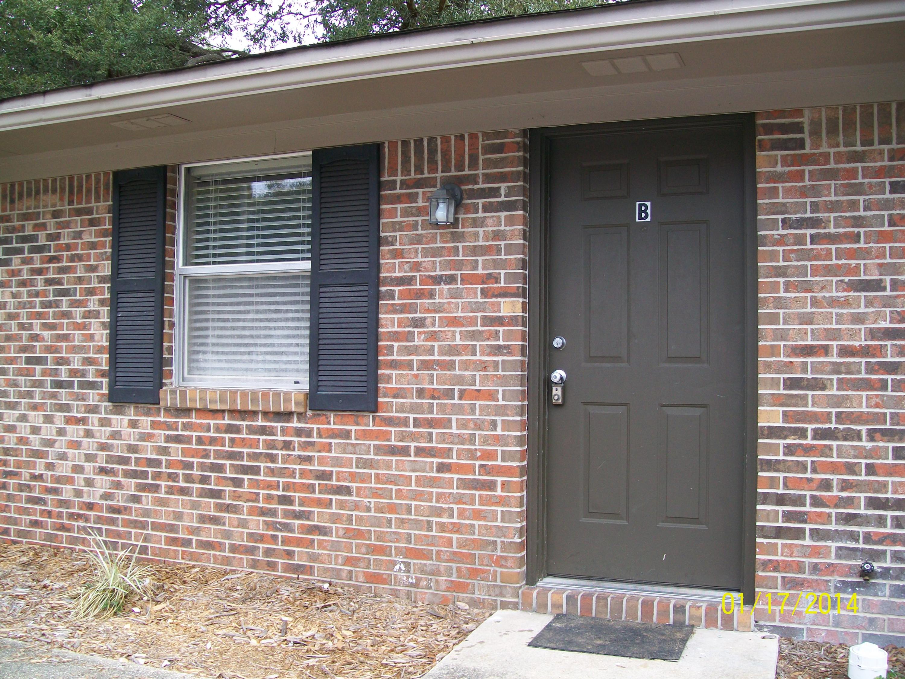 SPACIOUS AND NICE!! TWO BEDROOM APARTMENT WITH WASHER & DRYER HOOKUP.TILE AND LAMINATE WOOD FLOORING THROUGHOUT. VERY CLOSE TO SUPER WAL-MART. CAT ONLY ALLOWED WITH NON-REF PET FEE. AVAILABLE, April 10th!