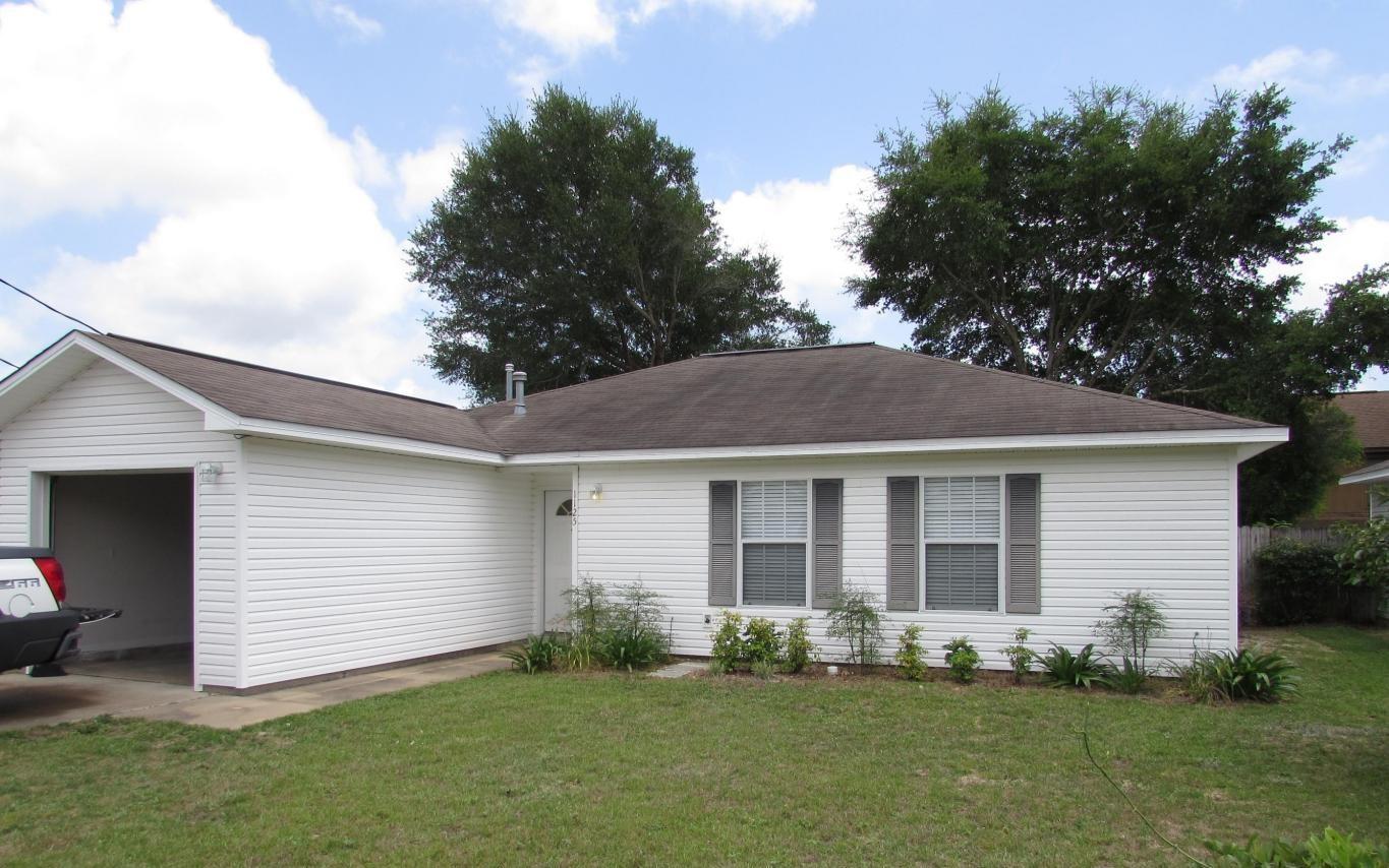 In the Heart of Niceville, 3 bedroom 2 bath house with a single car garage. Kitchen fully equipped with stove/oven, dishwasher, and Refrigerator. House will be available to move into on the 1st of September. All adults living at the property must fill out an application and be on the lease. Tenants pay a carpet cleaning fee and a rekey with the first months rent.