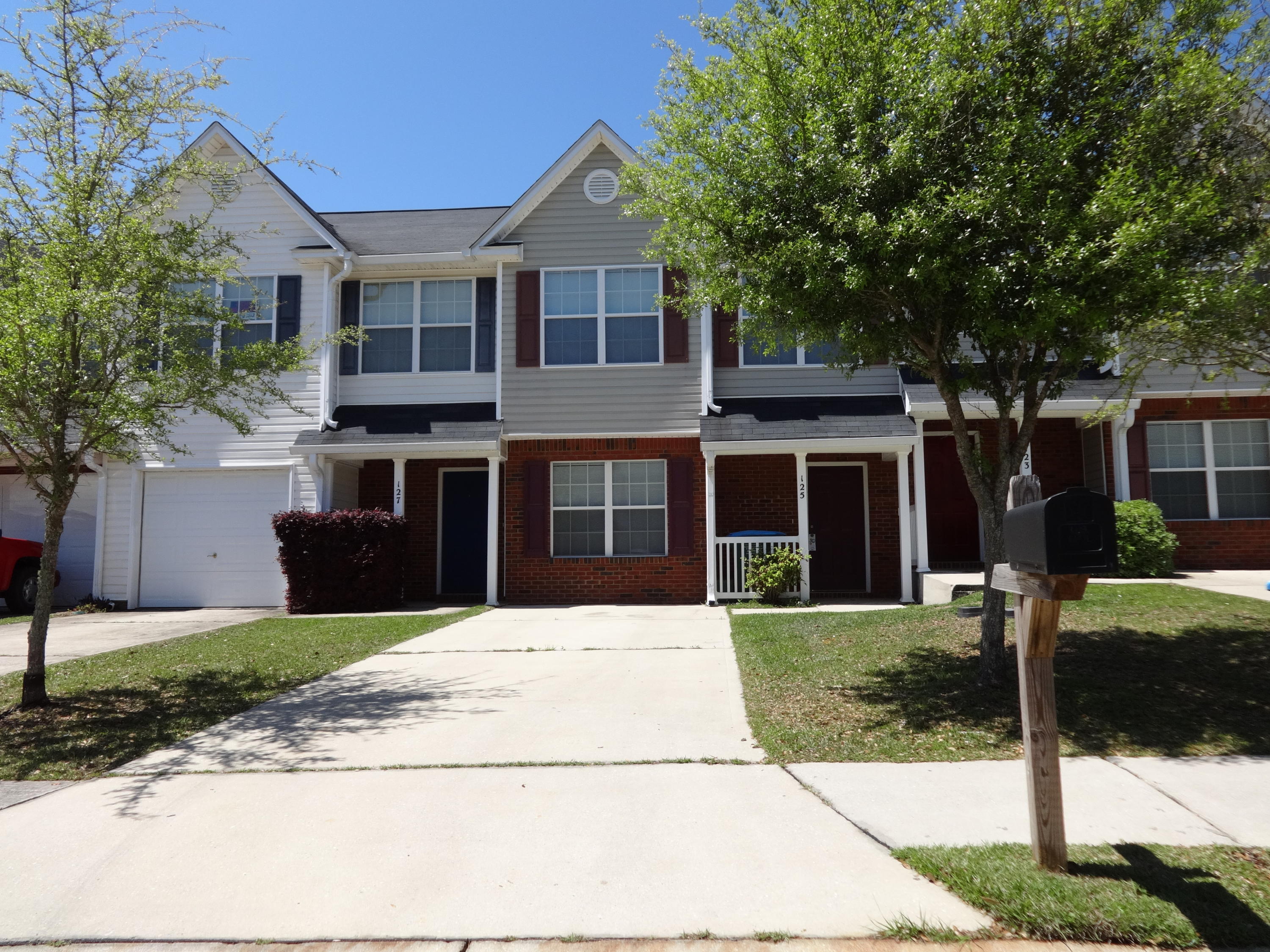 This is a 3bd / 2.5ba townhome conveniently located near local schools, restaurants, shopping and the hospital. It has the largest floor plan available for the Rolling Pines units, no garage on this unit, washer and dryer are not warranted. Small pets under 25 lbs.