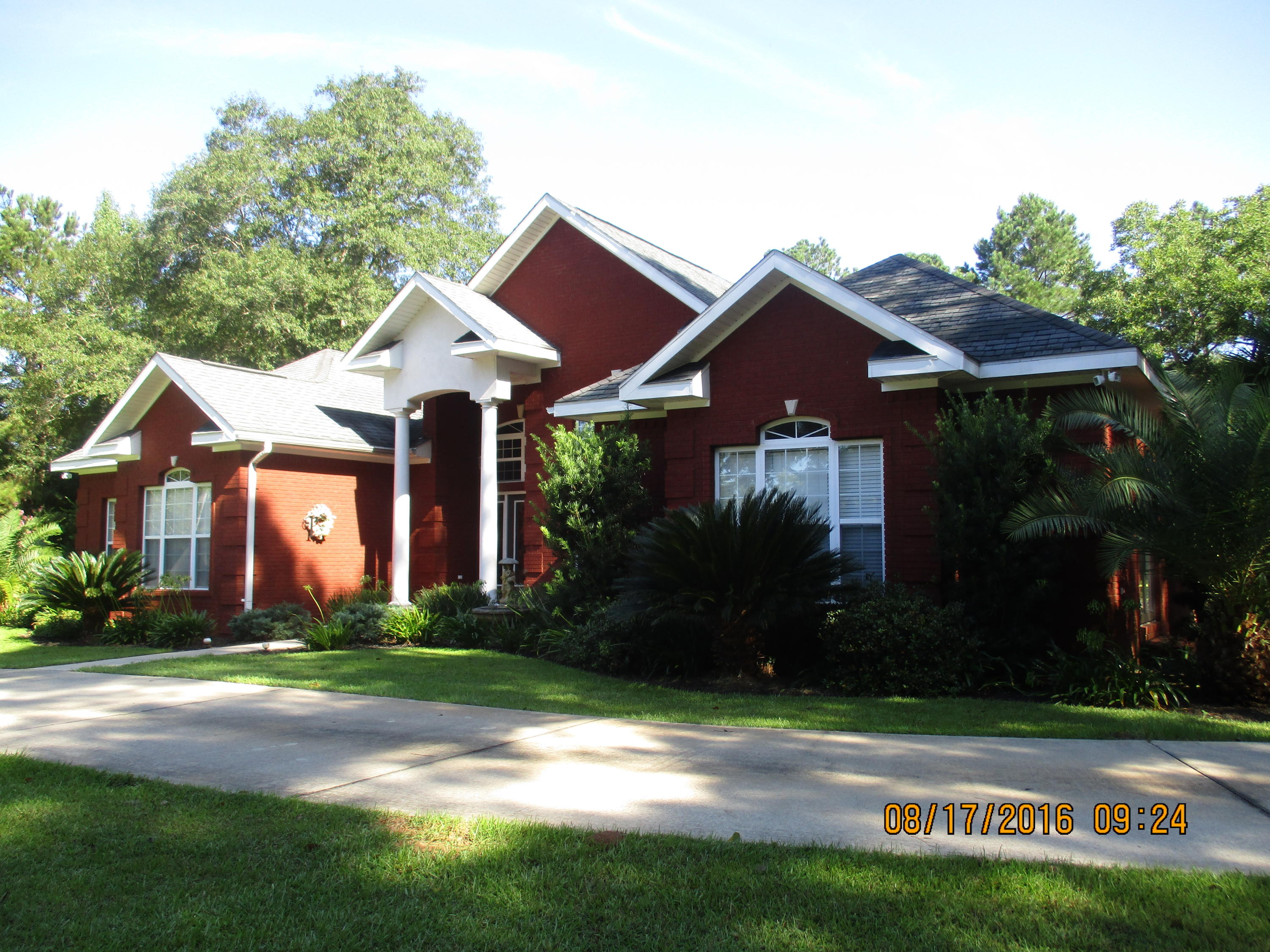 CUSTOM BUILT HOME LOCATED IN FLORALA! THIS 3 BEDROOM 2 BATH HOME HAS ALL THE UPGRADES YOU CAN DESIRE! HOME WELCOMES YOU WITH A LARGE OPEN FOYER, OPEN LIVING ROOM, GREAT FAMILY ROOM, AND FORMAL DINING. THE KITCHEN HAS TONS OF CABINETS, BUILT IN DESK, LARGE ISLAND WITH SINK, A COOKTOP AND STOVE. THE KITCHEN ALSO OFFERS A DINING ROOM ATTACHED - PERFECT FOR FAMILY DINNER. THE HOME HAS A MASTER SUITE WITH A LARGE MASTER BATH, 2 CLOSESTS, DOUBLE VANITY, SEPERATE SHOWER AND SOAKER TUB. THE TWO ADDITIONAL BEDROOMS OFFER PLENTY OF SPACE. HOME HAS A PAVED DRIVE, GATED, AND LARGE YARD! MUST SEE HOME!