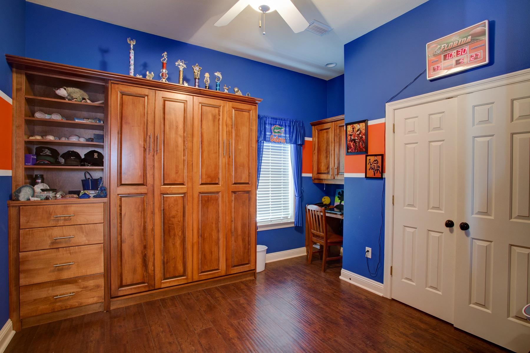 WHISPERING OAKS - Residential