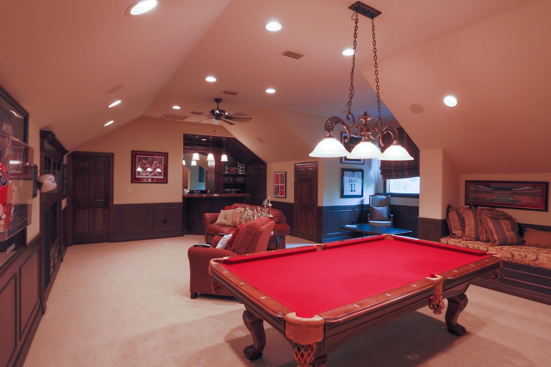 WHISPERING OAKS - Residential