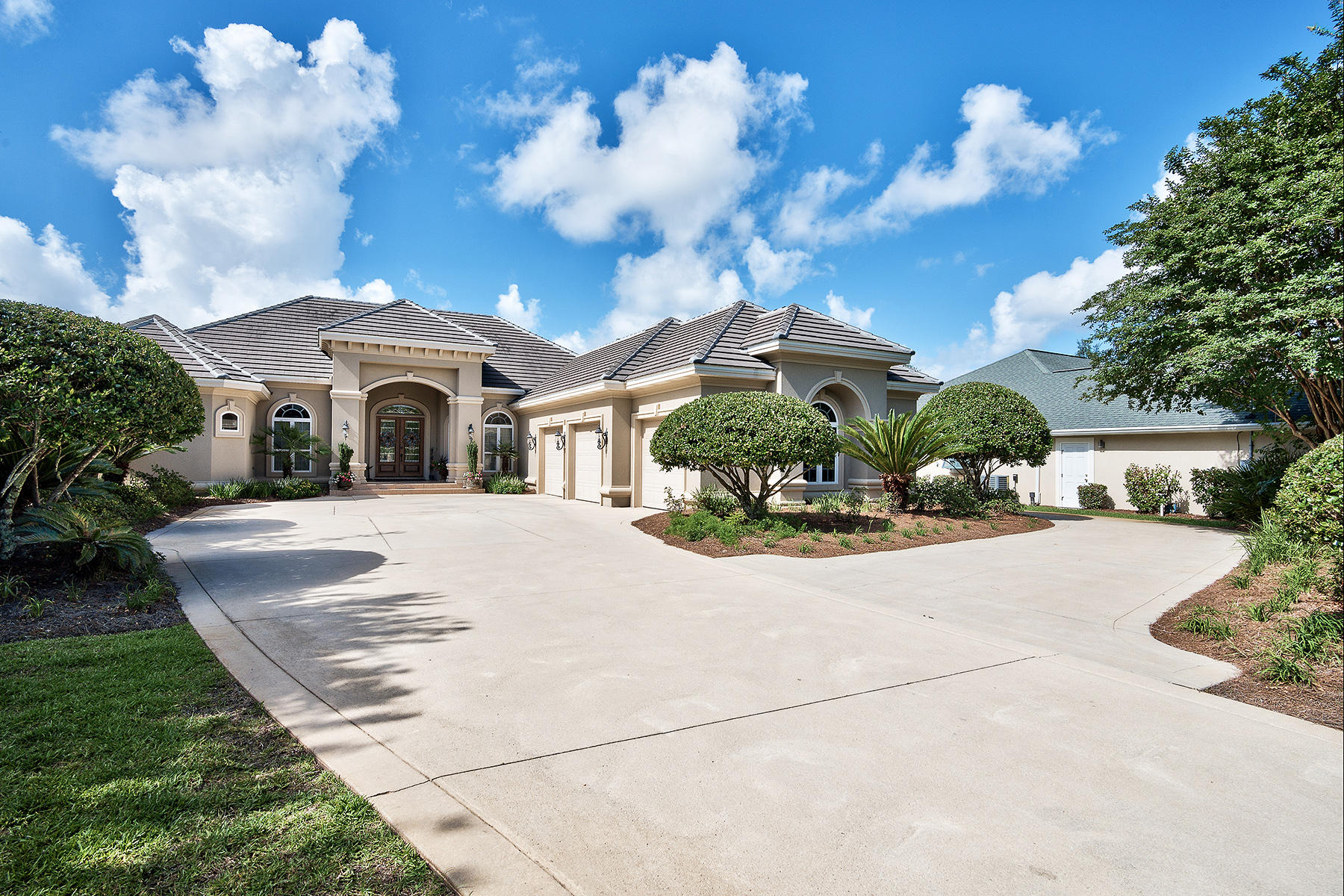 WHISPERING OAKS - Residential