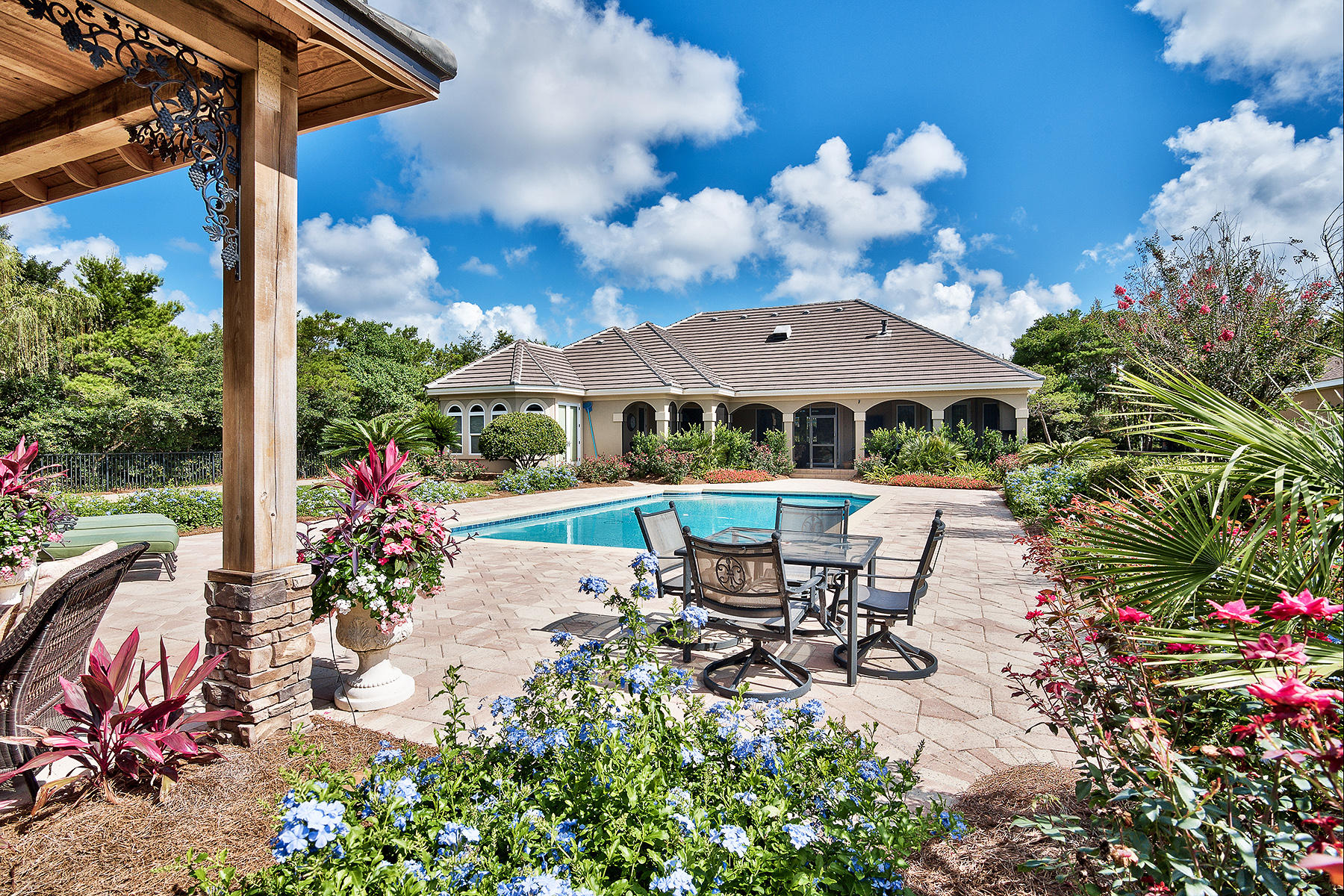WHISPERING OAKS - Residential
