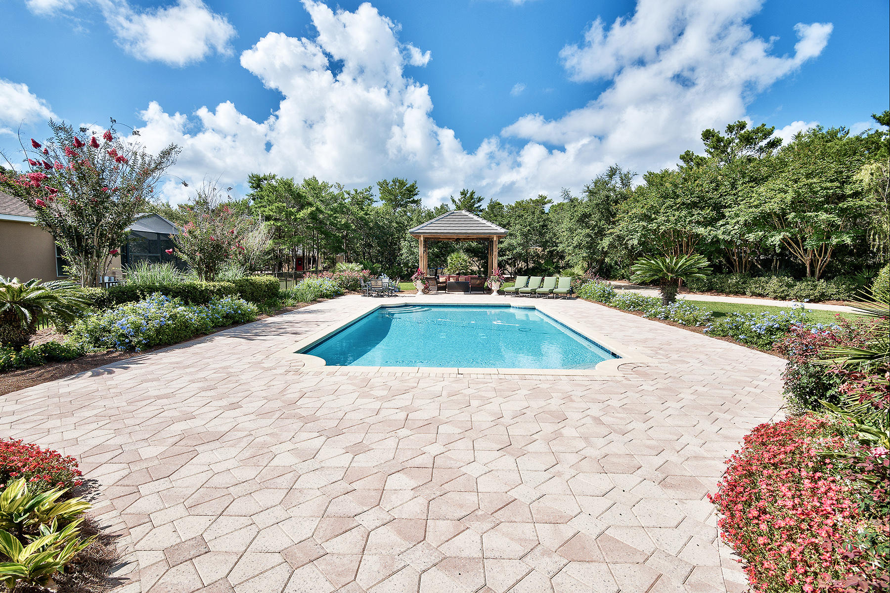 WHISPERING OAKS - Residential
