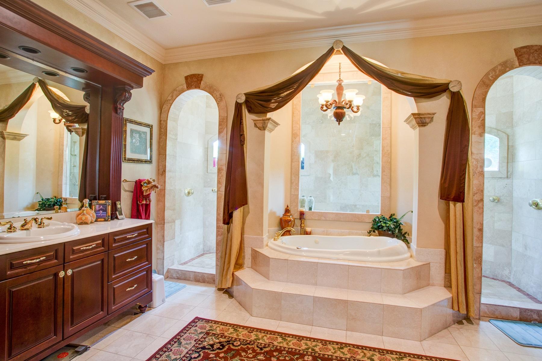 WHISPERING OAKS - Residential