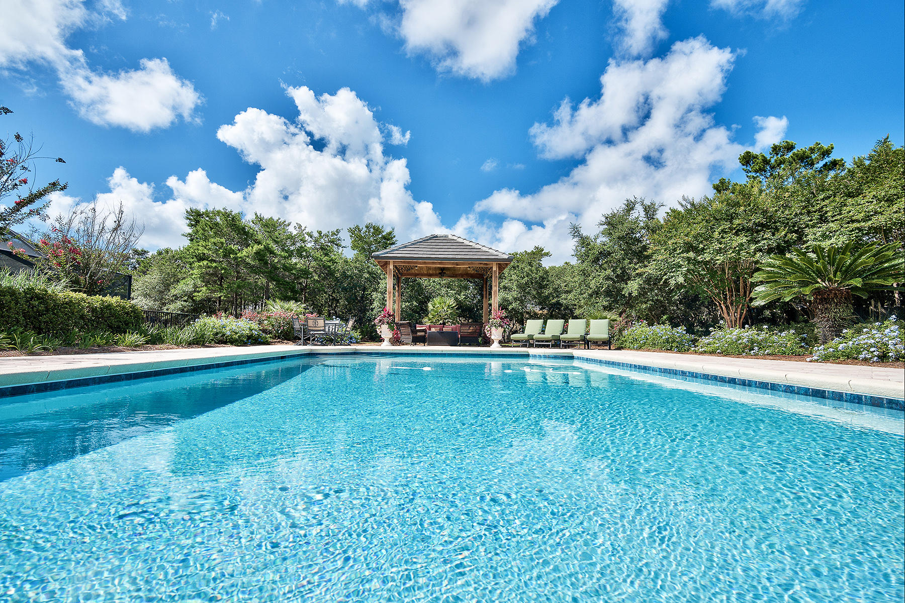 WHISPERING OAKS - Residential