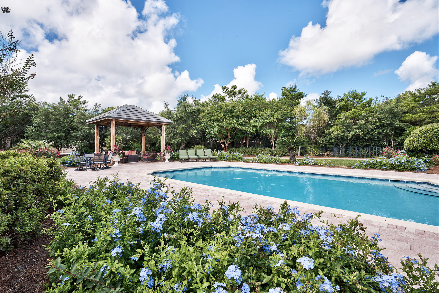 WHISPERING OAKS - Residential