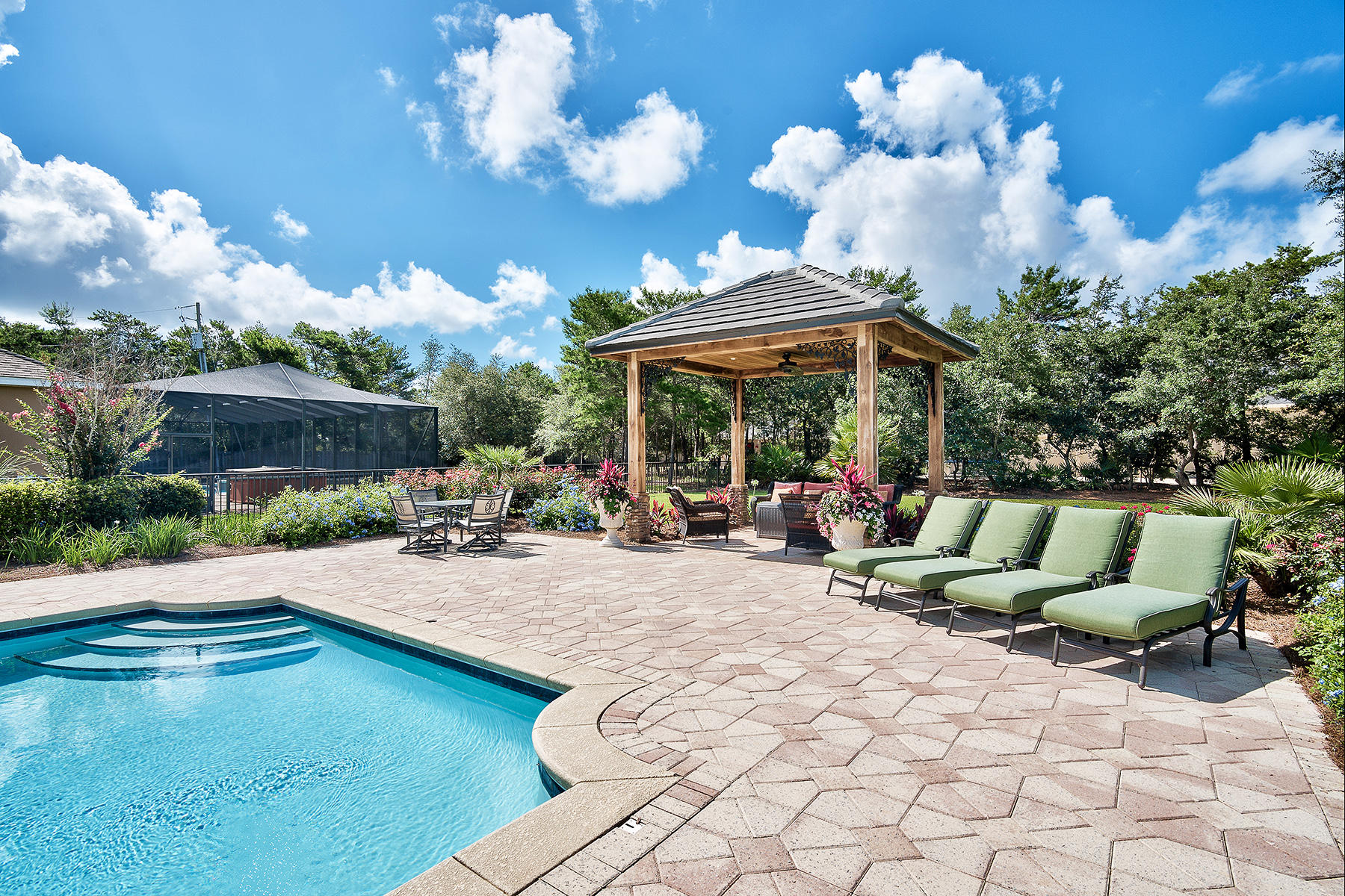 WHISPERING OAKS - Residential