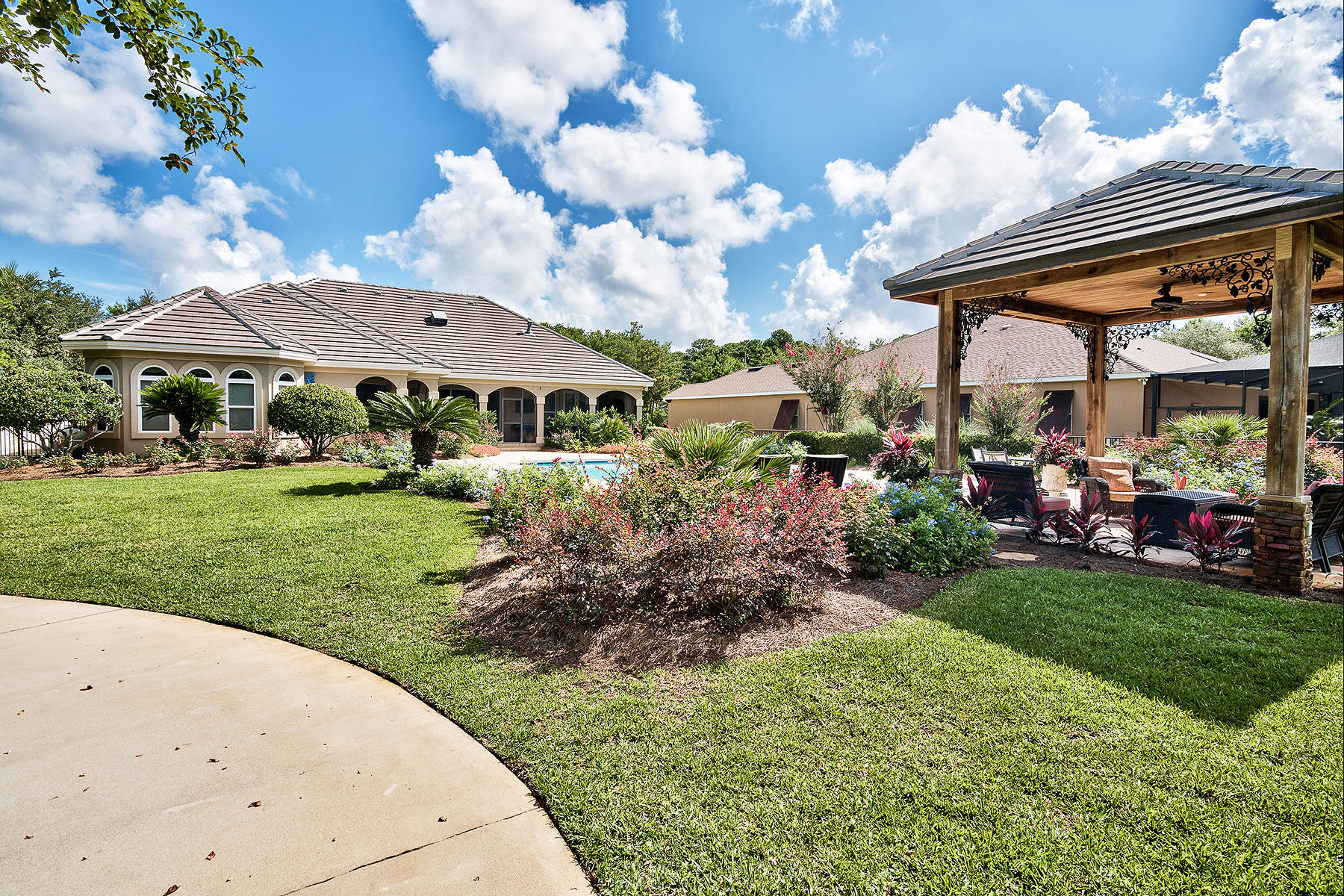 WHISPERING OAKS - Residential