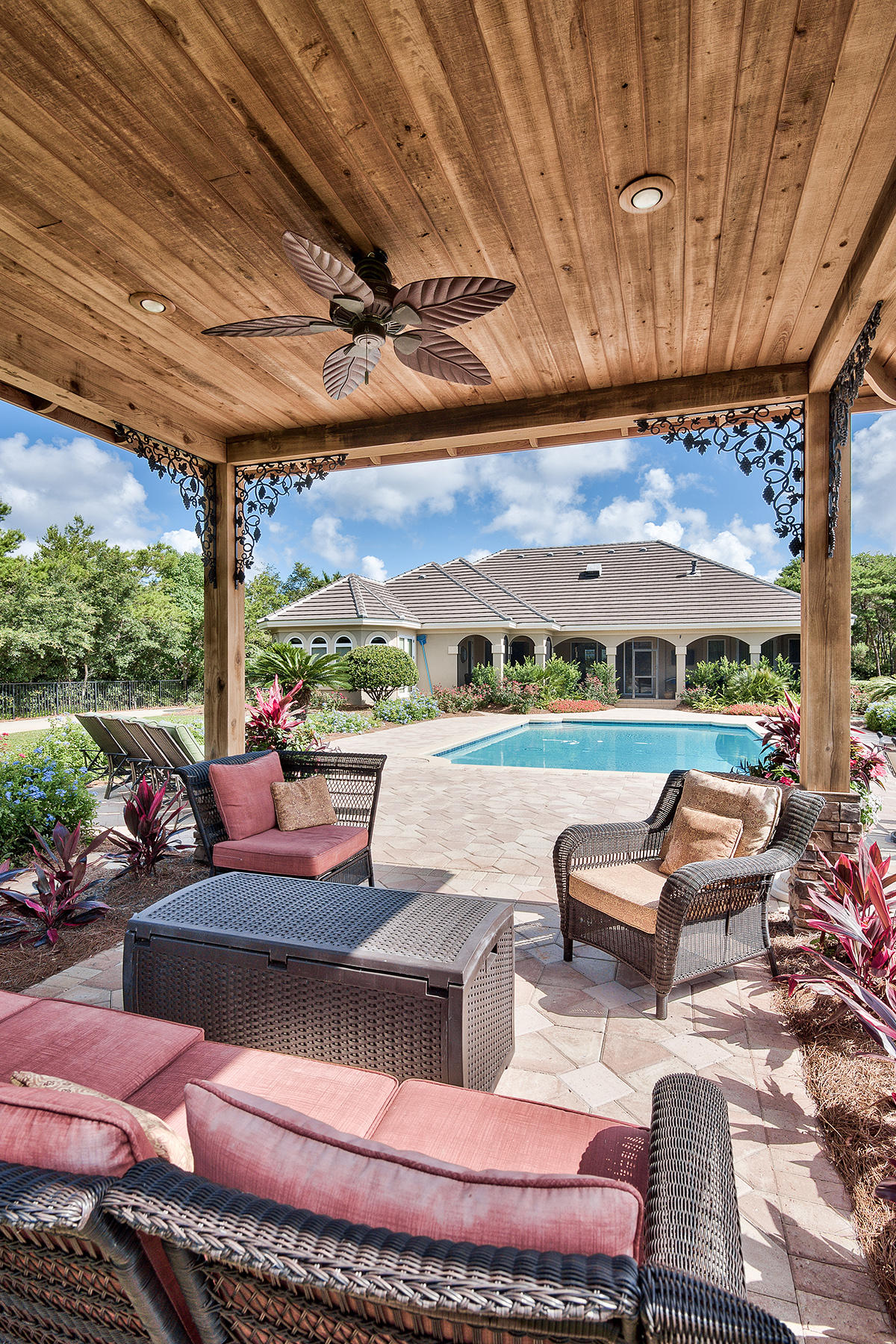 WHISPERING OAKS - Residential