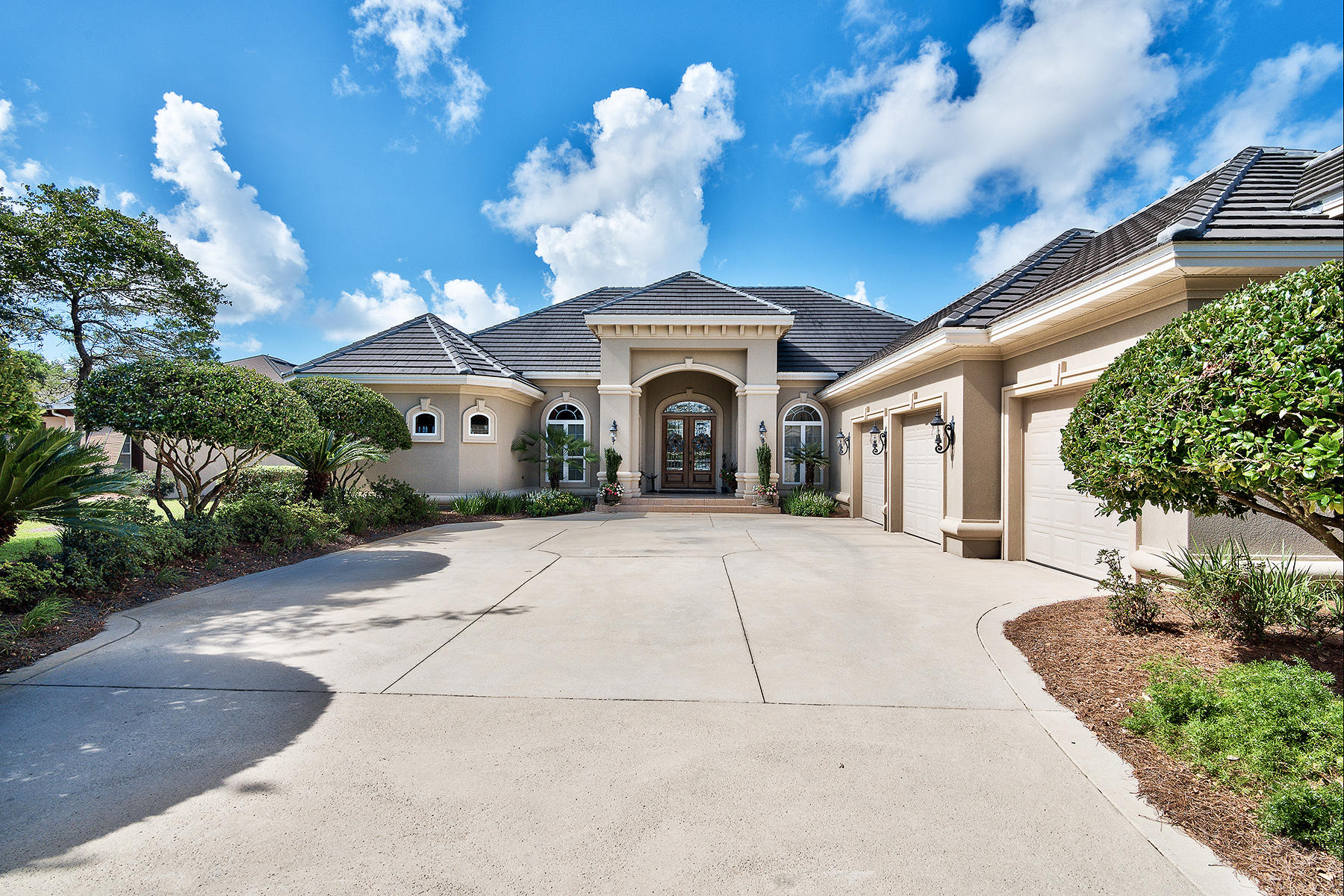 WHISPERING OAKS - Residential