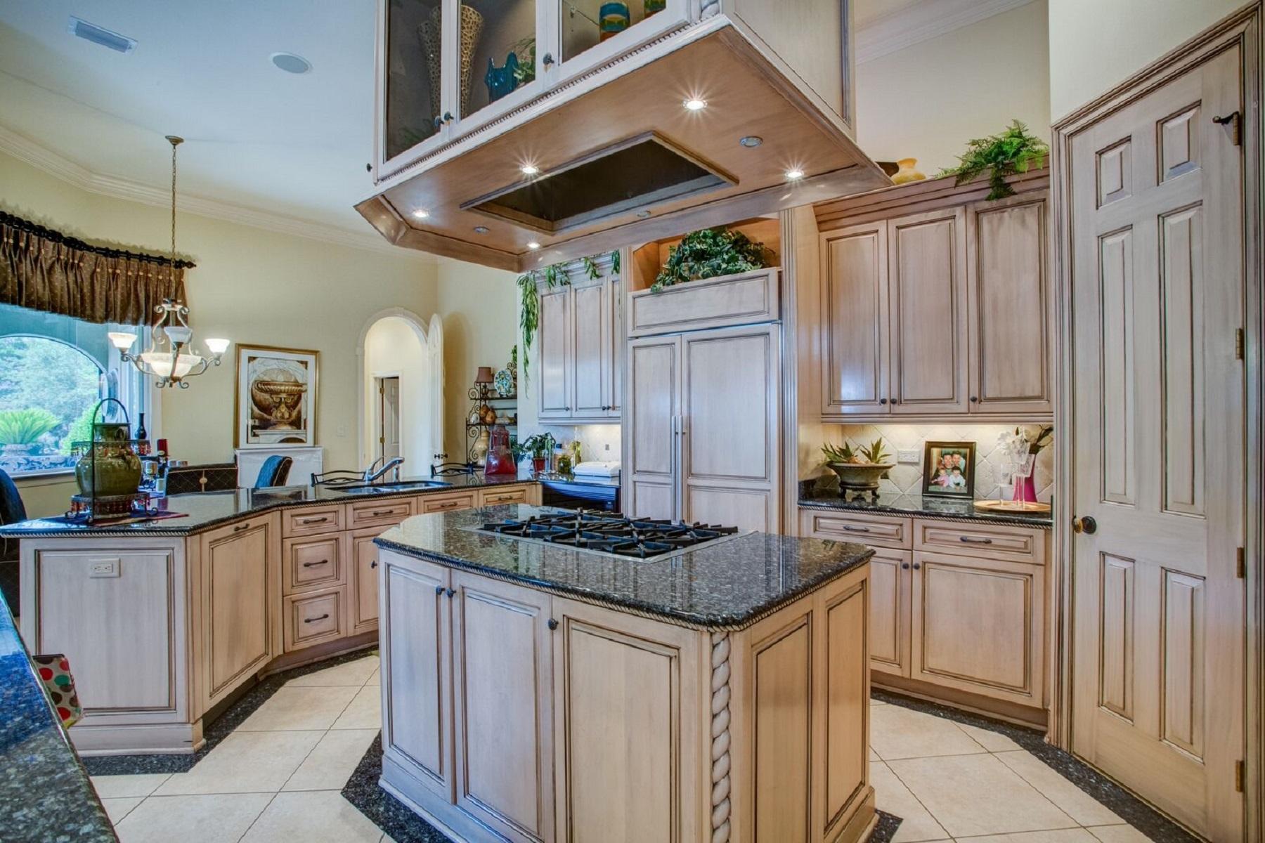 WHISPERING OAKS - Residential