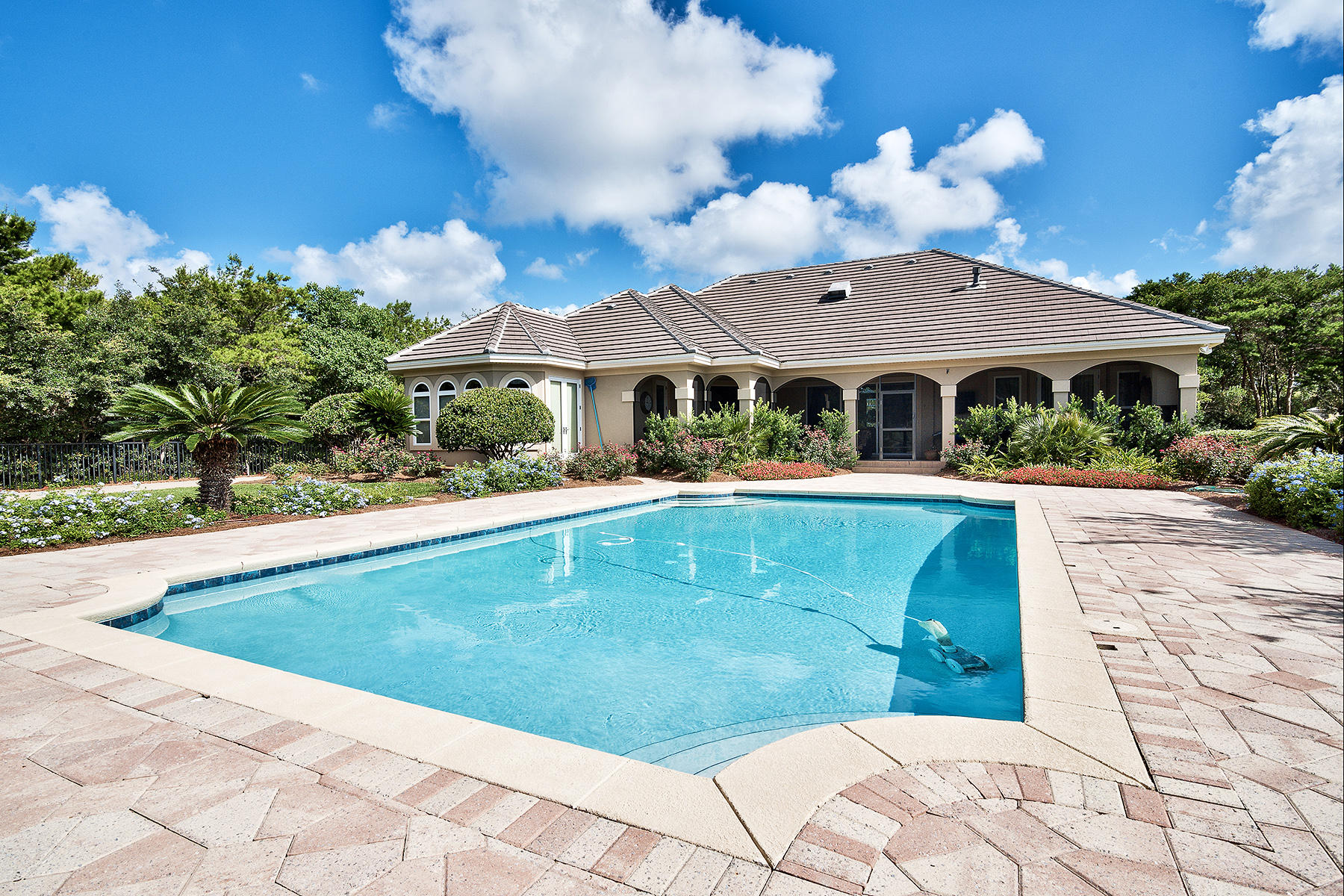 WHISPERING OAKS - Residential