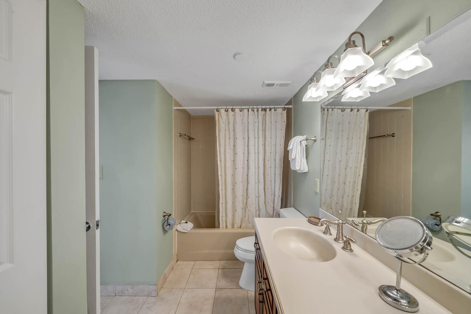EMERALD TOWERS CONDO - Residential