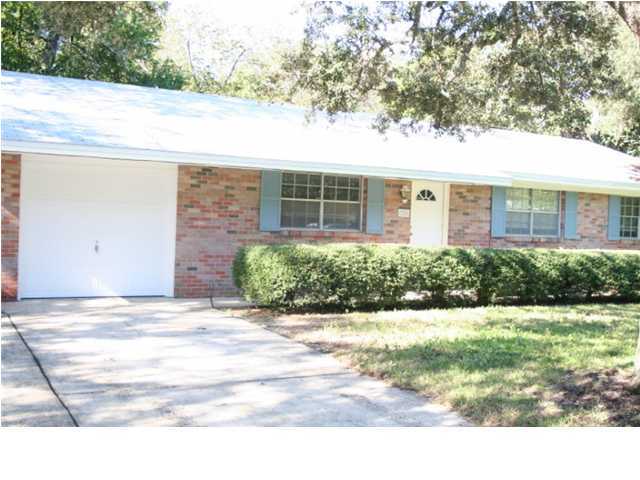 Nice little 3 bedroom 2 bath home in the heart of Fort Walton Beach.Good sized 1 car garage, fenced back yard,sorry no pets allowed, available 3/15/17