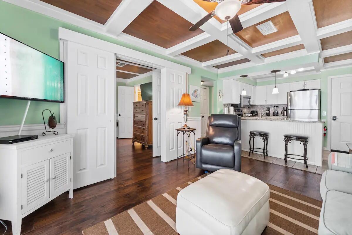 LAKEVIEW CONDO - Residential