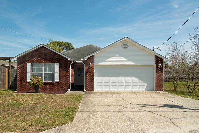 CUTE 3 BEDROOM 2 BATH, SPLIT BEDROOM PLAN WITH COVERED PATIO, PRIVACY FENCED-IN BACKYARD WITH LAWN PUMP AND SPRINKLER SYSTEM. APPROX. 2.5 MILES FROM MAIN GATE OF HURLBURT AFB. WITHIN MINUTES TO SHOPPING AND BEACHES. HUGE MASTER BEDROOM WITH LARGE WALK-IN CLOSET.LAWN CARE AND WEED CONTROL ARE PROVIDED BY OWNER.