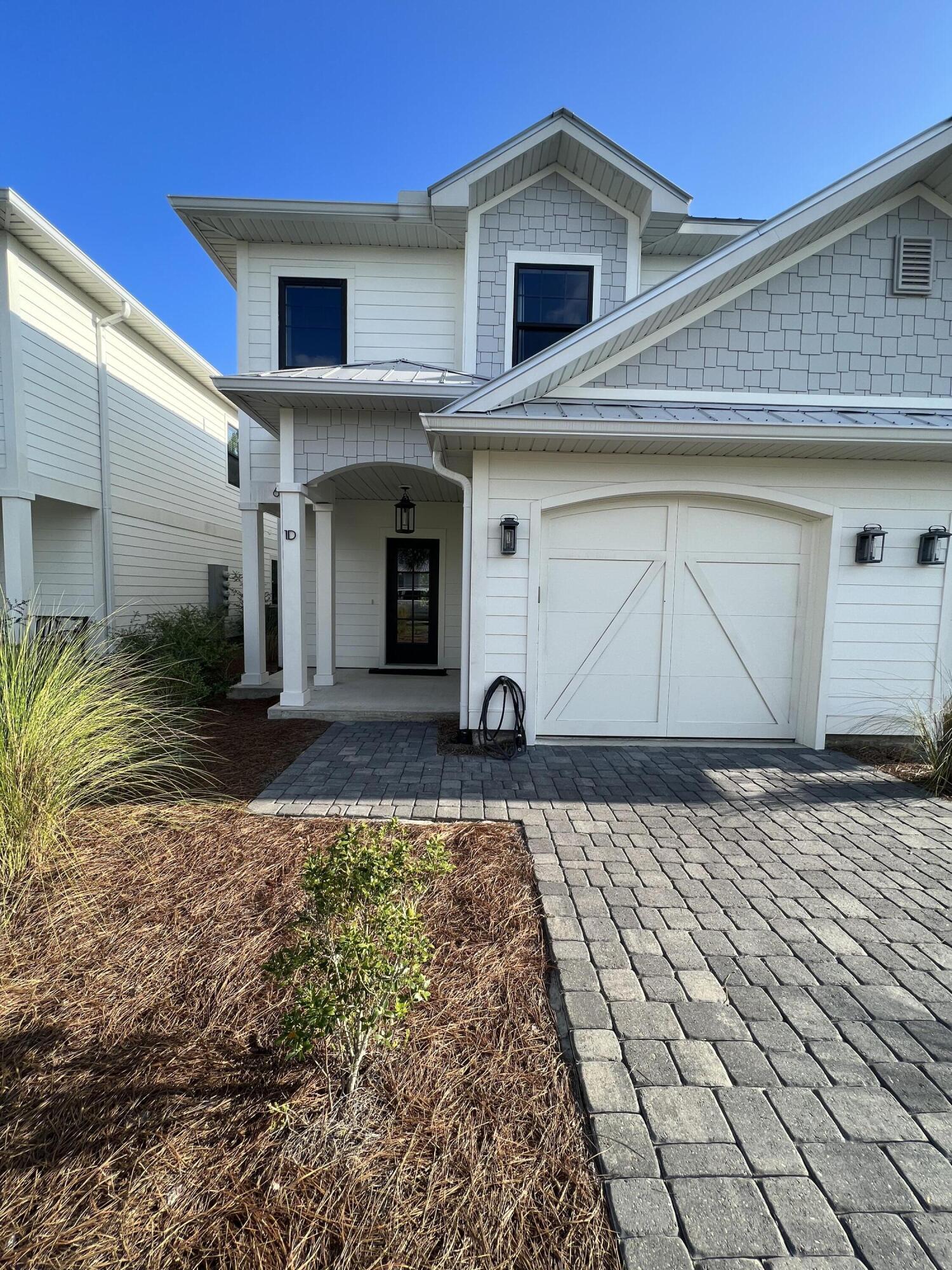 Great 3BR in Heron Crossing for rent.  Stainless appliances, granite countertops and located next to Topsail State Park with three miles of sugar white beaches, nature trails and the emerald blue waters of the Gulf of Mexico. These townhomes have a community pool and no exit cul-de-sac. Designer lighting throughout and street lighting and landscaping make this development perfect for permanent, vacation or rental property. Very convenient to grocery stores, shopping, and popular restaurants.