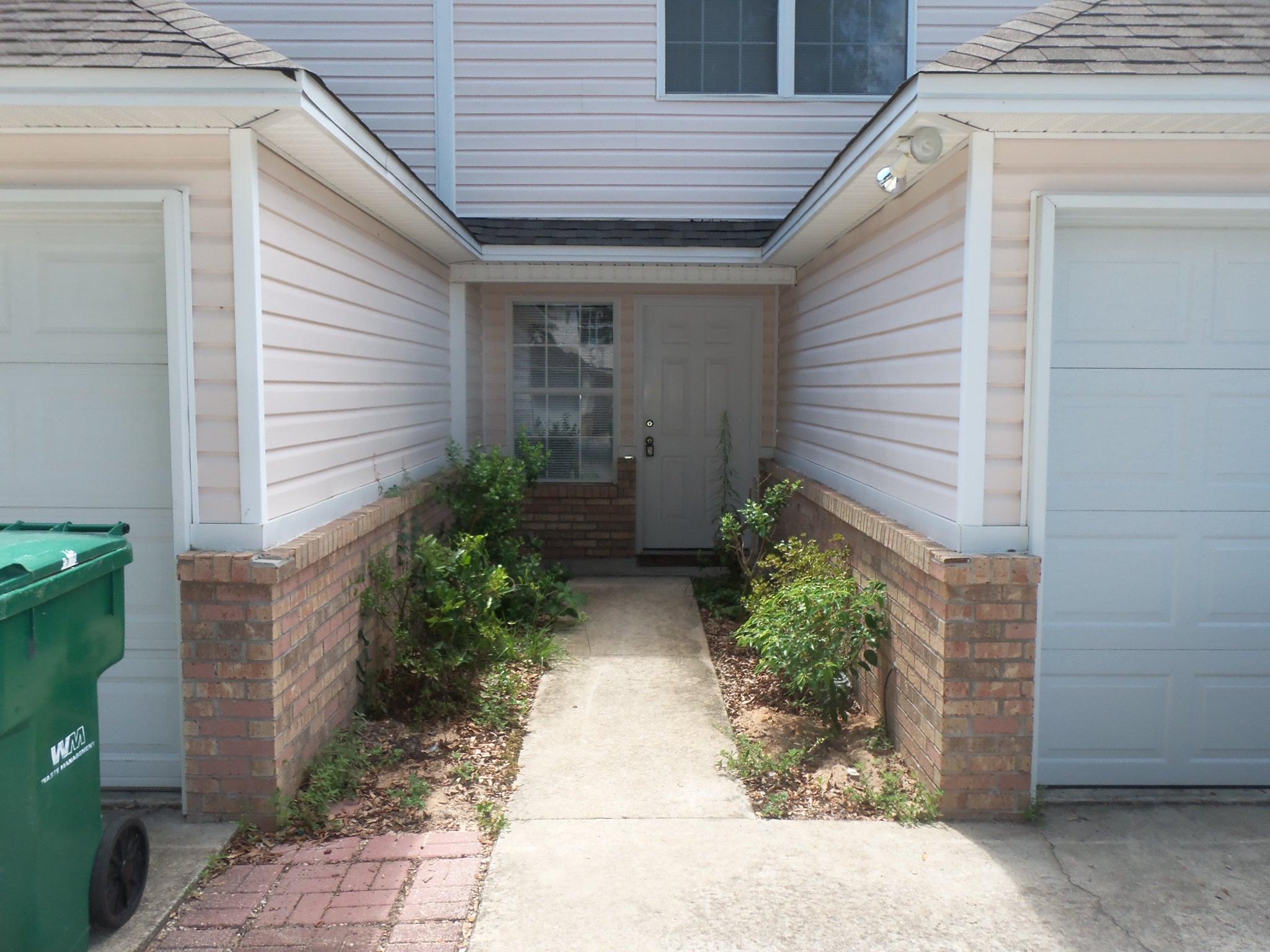 OAK PARK TOWNHOMES - Residential Lease