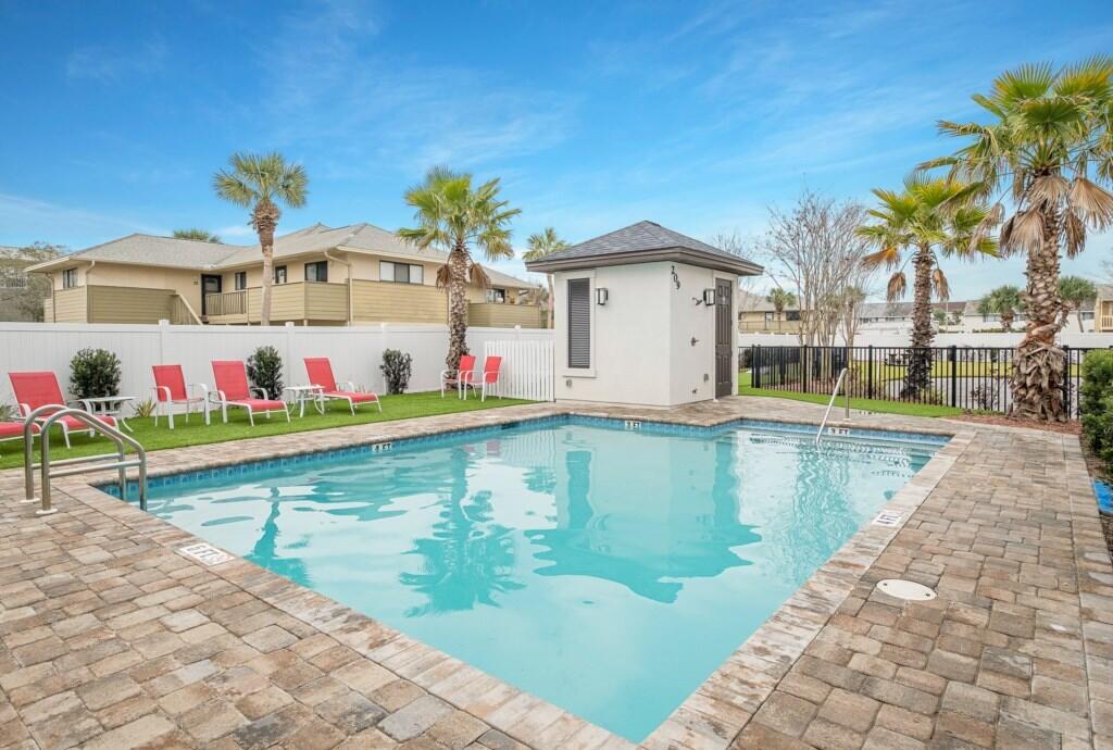 HIDDEN PALMS - Residential