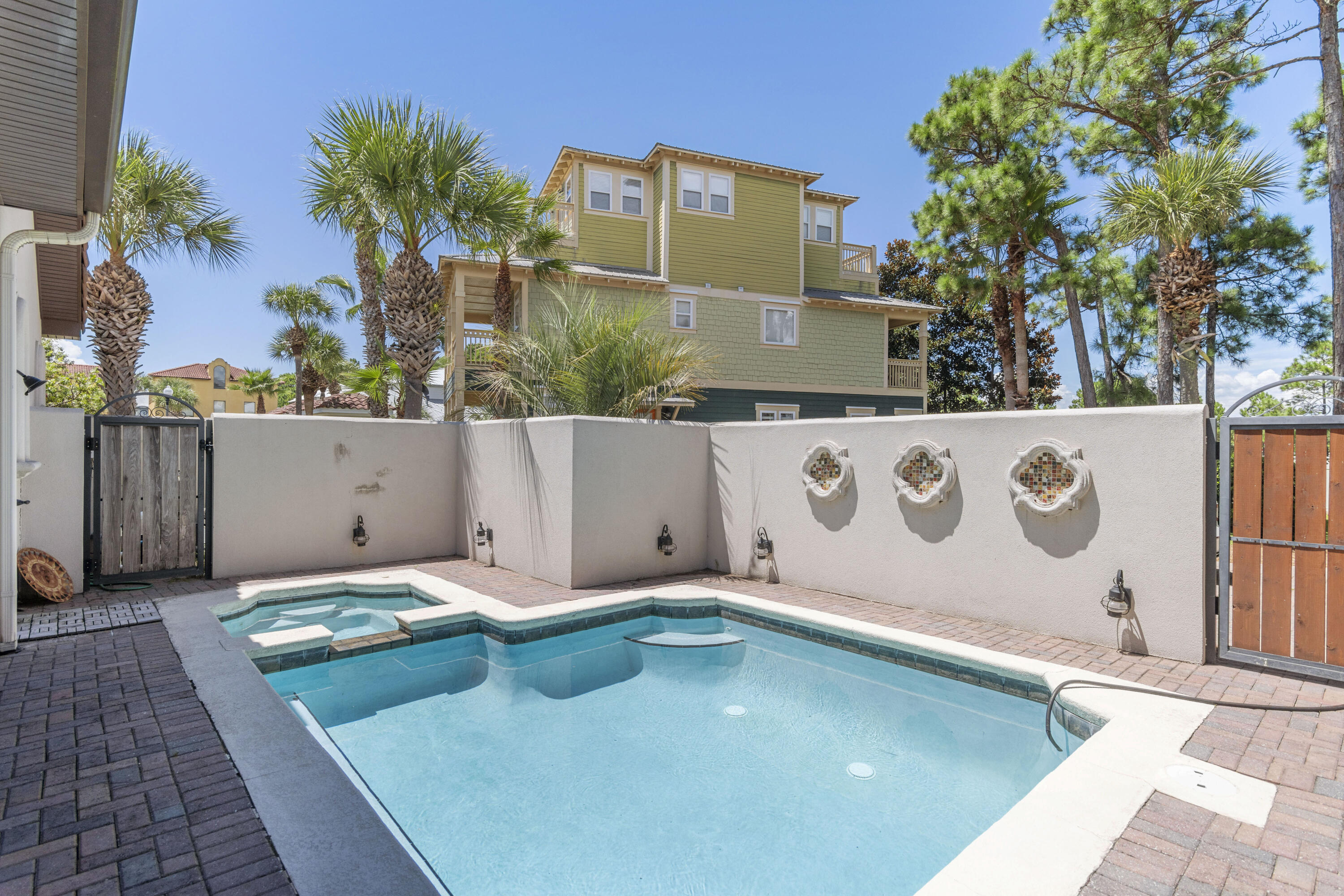 EMERALD WATERS VILLAGE - Residential