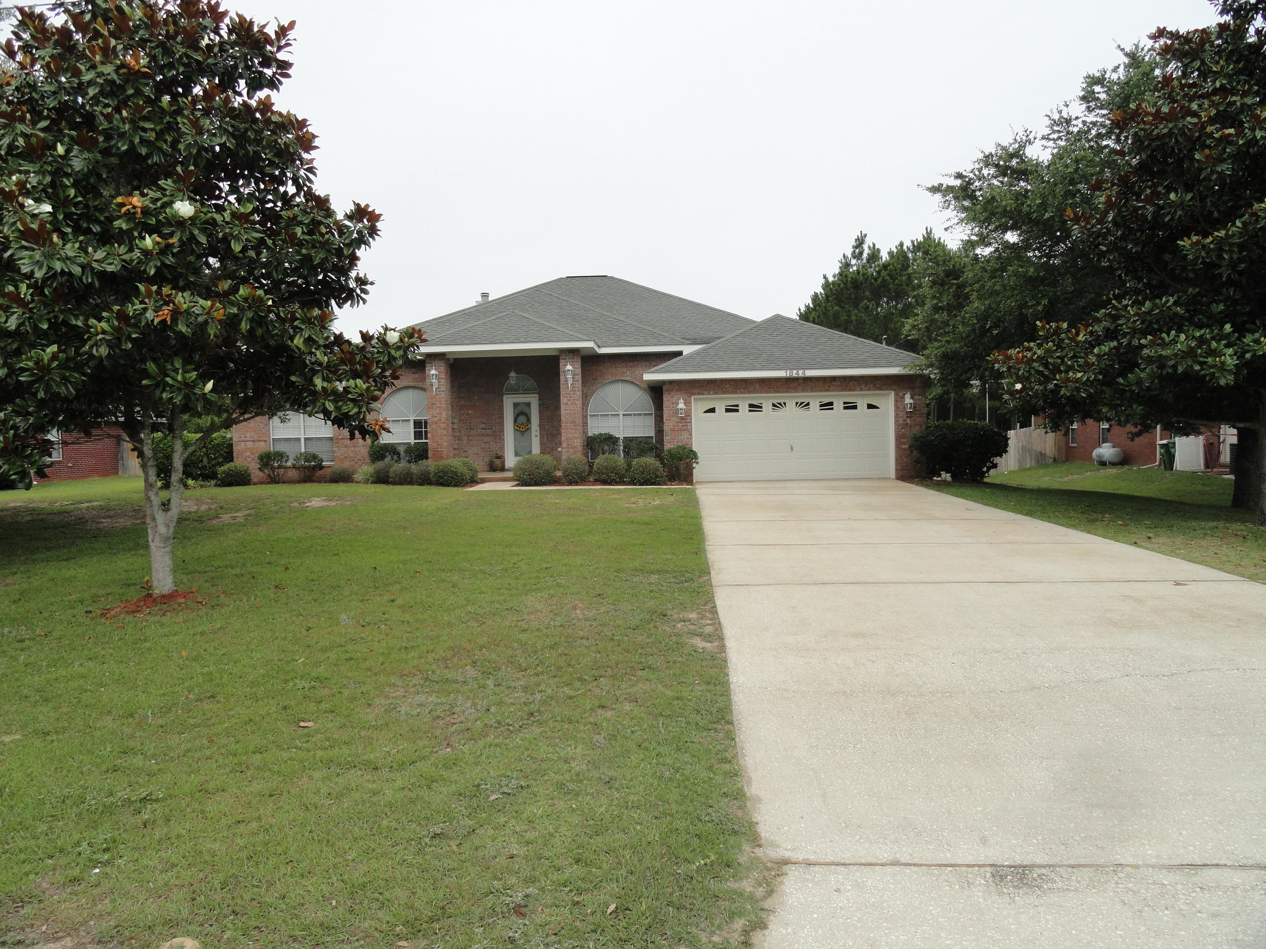 THIS IS A BEAUTIFUL,WELL LAID OUT CUSTOM BUILT HOME BY GOODEN HOMES. THE HOME FEATURES A LARGE KITCHEN WITH OAK CABINETS AND HARD SURFACE COUNTER TOPS. FEATURES A VERY LARGE GREAT ROOM, A FAMILY ROOM,BREAKFAST NOOK AND 2 MASTER SUITES. A 40 ACRE RECREATION FACHILITY THAT HAS BEACH,FISHING DOCK,CAMP GROUNDS,TENNIS CTS,3 POOLS AND EXCEPTIONAL WEIGHT ROOM. IT HAS 1 BUILTIN POOL FOR YEAR ROUND USE. THIS ALL FOR $425.00 PER YEAR. .
